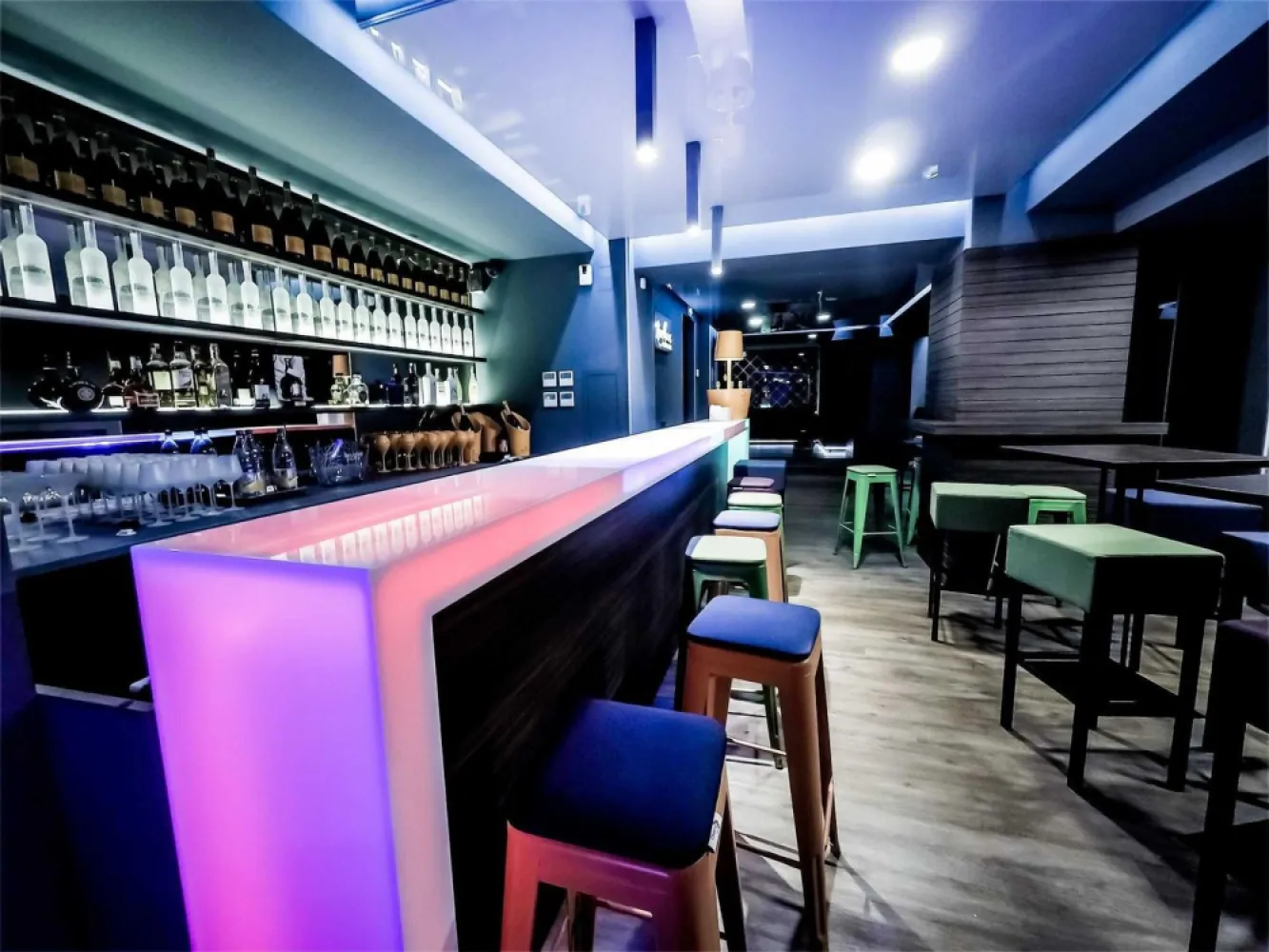 Vanzare Spatiu ULTRACENTRAL (Beauty Salon, Magazin, Birouri, etc) - Aflat chiar în centrul Bucureştiului, pe Calea Victoriei, în imediata apropiere a Ateneului Român, vis-a-vis de Hotel Radisson şi lângă Hotelul Hilton, spaţiul este locaţia ideală pentru a deveni aproape orice tip de afacere fie că vorbim de salon de înfrumuseţare, coafură, cosmetică, masaj sau orice tip de beauty salon sau SPA sau clinică sau orice tip de magazin, boutique, reprezentanţă de brand sau chiar şi minimarket sau casino / sala de jocuri sau spaţiu de birouri sau studio foto / video sau cabinet medical / veterinar, farmacie sau cafenea sau restaurant (etc, etc).

Posibilităţile de utilizare şi transformare sunt multiple. Spaţiul este complet utilat si reamenajat recent, are toate actele la zi asa ca se poate vorbi de o afacere la cheie.

Sala principală are o suprafaţă de 179m2, 3 separeuri şi o scenă / display / spatiu de prezentare de 3 x 2 metri.

Dotări şi facilitate actuale:

# sistem audio ambiental BOSE pentru întreaga locaţie
# sistem de lumini ambiental cu reglaje de intensitate pe zone
# surse de curent atât 220V cât şi 380V
# sistem de încălzire şi răcire climatronic
# sistem de ventilaţie cu extracţie sau aport de aer
# Toalete individuale dotate complet
# două baruri dotate complet cu acces la apa curentă, frigidere şi ladă frigorifică, espressor profesional, spaţiu depozitare marfă;
# scenă completă / spatiu de prezentare / display cu sistem de lumini Martin Lights cu tot cu controller
# Wi-Fi

Pentru mai multe oferte accesați www.ageuropa.ro.