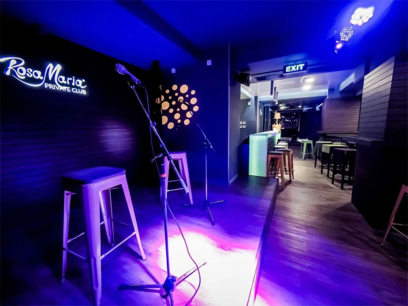 Vanzare Spatiu ULTRACENTRAL (Beauty Salon, Magazin, Birouri, etc) - Aflat chiar în centrul Bucureştiului, pe Calea Victoriei, în imediata apropiere a Ateneului Român, vis-a-vis de Hotel Radisson şi lângă Hotelul Hilton, spaţiul este locaţia ideală pentru a deveni aproape orice tip de afacere fie că vorbim de salon de înfrumuseţare, coafură, cosmetică, masaj sau orice tip de beauty salon sau SPA sau clinică sau orice tip de magazin, boutique, reprezentanţă de brand sau chiar şi minimarket sau casino / sala de jocuri sau spaţiu de birouri sau studio foto / video sau cabinet medical / veterinar, farmacie sau cafenea sau restaurant (etc, etc).

Posibilităţile de utilizare şi transformare sunt multiple. Spaţiul este complet utilat si reamenajat recent, are toate actele la zi asa ca se poate vorbi de o afacere la cheie.

Sala principală are o suprafaţă de 179m2, 3 separeuri şi o scenă / display / spatiu de prezentare de 3 x 2 metri.

Dotări şi facilitate actuale:

# sistem audio ambiental BOSE pentru întreaga locaţie
# sistem de lumini ambiental cu reglaje de intensitate pe zone
# surse de curent atât 220V cât şi 380V
# sistem de încălzire şi răcire climatronic
# sistem de ventilaţie cu extracţie sau aport de aer
# Toalete individuale dotate complet
# două baruri dotate complet cu acces la apa curentă, frigidere şi ladă frigorifică, espressor profesional, spaţiu depozitare marfă;
# scenă completă / spatiu de prezentare / display cu sistem de lumini Martin Lights cu tot cu controller
# Wi-Fi

Pentru mai multe oferte accesați www.ageuropa.ro.