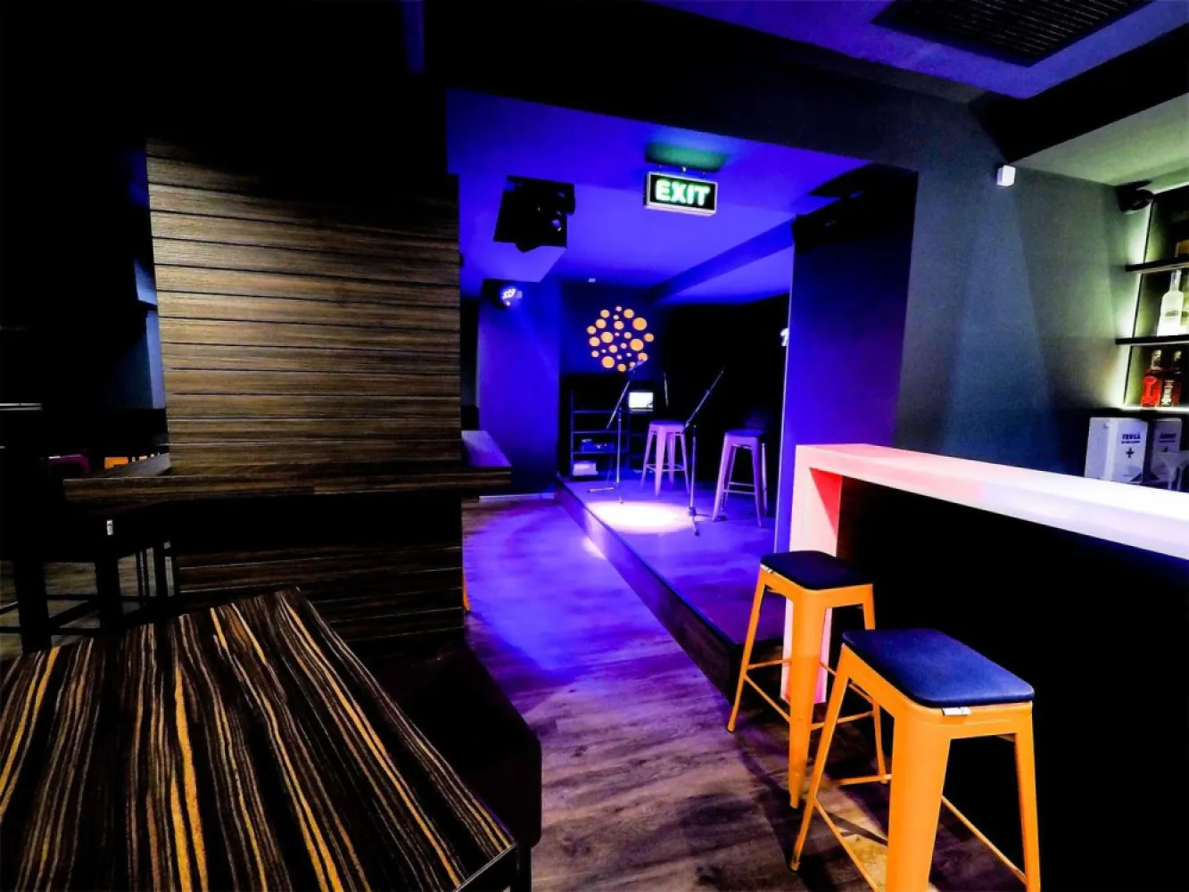 Vanzare Spatiu ULTRACENTRAL (Beauty Salon, Magazin, Birouri, etc) - Aflat chiar în centrul Bucureştiului, pe Calea Victoriei, în imediata apropiere a Ateneului Român, vis-a-vis de Hotel Radisson şi lângă Hotelul Hilton, spaţiul este locaţia ideală pentru a deveni aproape orice tip de afacere fie că vorbim de salon de înfrumuseţare, coafură, cosmetică, masaj sau orice tip de beauty salon sau SPA sau clinică sau orice tip de magazin, boutique, reprezentanţă de brand sau chiar şi minimarket sau casino / sala de jocuri sau spaţiu de birouri sau studio foto / video sau cabinet medical / veterinar, farmacie sau cafenea sau restaurant (etc, etc).

Posibilităţile de utilizare şi transformare sunt multiple. Spaţiul este complet utilat si reamenajat recent, are toate actele la zi asa ca se poate vorbi de o afacere la cheie.

Sala principală are o suprafaţă de 179m2, 3 separeuri şi o scenă / display / spatiu de prezentare de 3 x 2 metri.

Dotări şi facilitate actuale:

# sistem audio ambiental BOSE pentru întreaga locaţie
# sistem de lumini ambiental cu reglaje de intensitate pe zone
# surse de curent atât 220V cât şi 380V
# sistem de încălzire şi răcire climatronic
# sistem de ventilaţie cu extracţie sau aport de aer
# Toalete individuale dotate complet
# două baruri dotate complet cu acces la apa curentă, frigidere şi ladă frigorifică, espressor profesional, spaţiu depozitare marfă;
# scenă completă / spatiu de prezentare / display cu sistem de lumini Martin Lights cu tot cu controller
# Wi-Fi

Pentru mai multe oferte accesați www.ageuropa.ro.