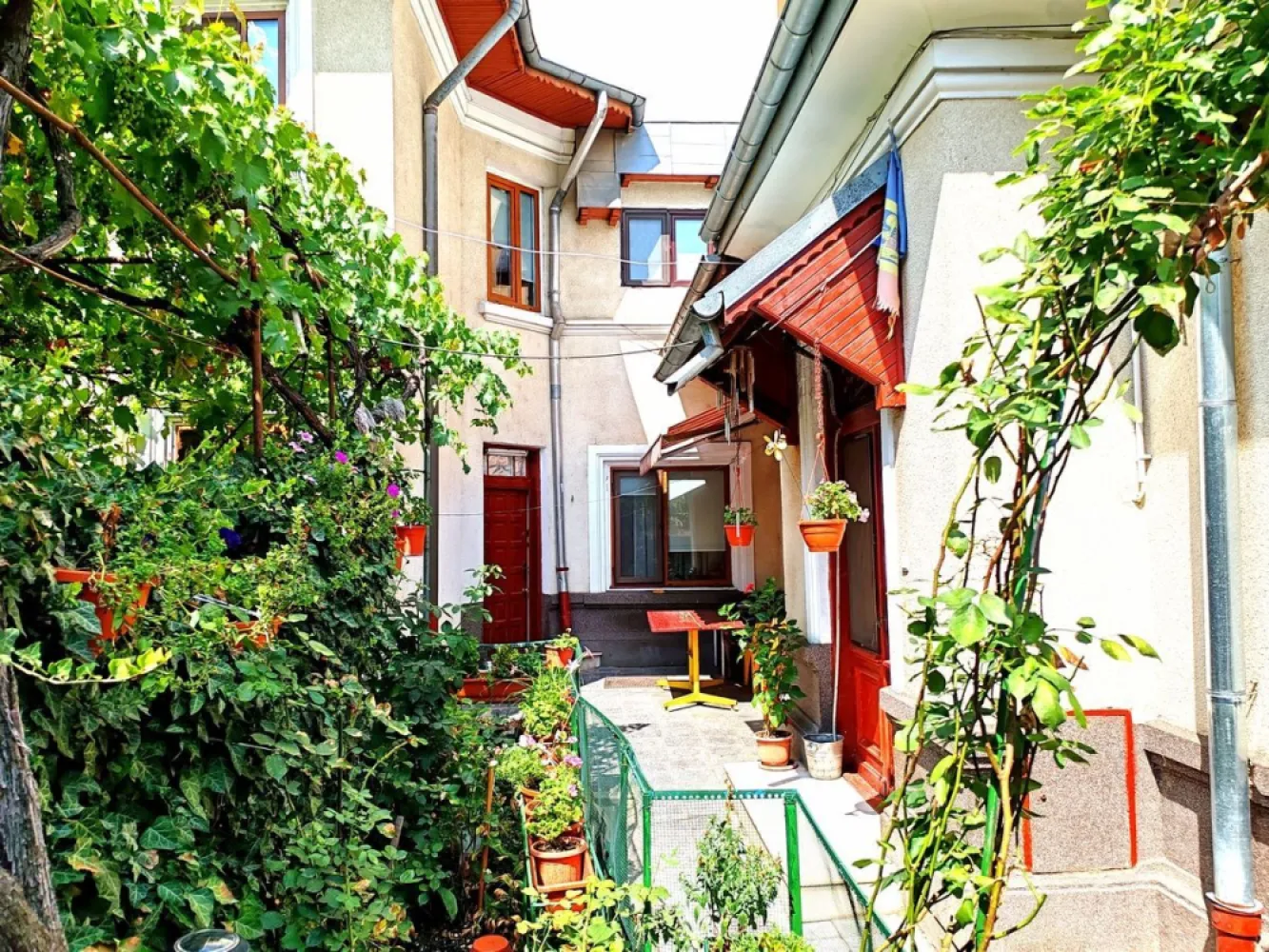 Toamnei, Bucuresti sector 2 - Particular ofer spre vanzare o casa individuala, singur in curte si fara risc seismic, situata la intersectia strazii Mihai Eminescu cu strada Toamnei, intr-o zona extrem de atractiva si in acelasi timp linistita si aerisita cu acces rapid si facil la Soseaua Stefan cel Mare, precum si la Calea MOSILOR. 
Casa este Sb+P+1+M si este formata din: 5 camere, 2 bai, o bucatarie, pivnita, camara si pod pe toata suprafata casei ce poate fi mansardat. Imobilul dispune, de asemenea, de curte si propriul garaj. 

Casa este construita in 1935 din caramida, de a lungul timpului a fost refacuta tencuiala cu glet, instalatiile sanitare, a fost montata centrala proprie pe gaz, curte reamenajata si cu garaj inchis. Casa are doua intrari separate si poate fi impartita in 2 parti daca se doreste o inchiriere a imobilului. 

Suprafata din acte a imobilului este de 206 mp, din care suprafata construita la sol de 115mp, iar curte are suprafata de 91 mp. Suprafata total construita desfasurata este de 164 mp. 

Pozitionarea favorabila este sustinuta de accesul facil spre punctele de interes ale zonei: metrou Bucur Obor, la 10 minute, multiple statii STB, Parcul Ioanid, Piata Obor, Piata Romana la 10-15 minute de mers pe jos. 

Va astept sa descoperiti si alte avantaje ale acestei minunate proprietati situata in inima capitalei. 

Pentru mai multe detalii, nu ezitati sa ma contactati telefonic la nr: 0773959866