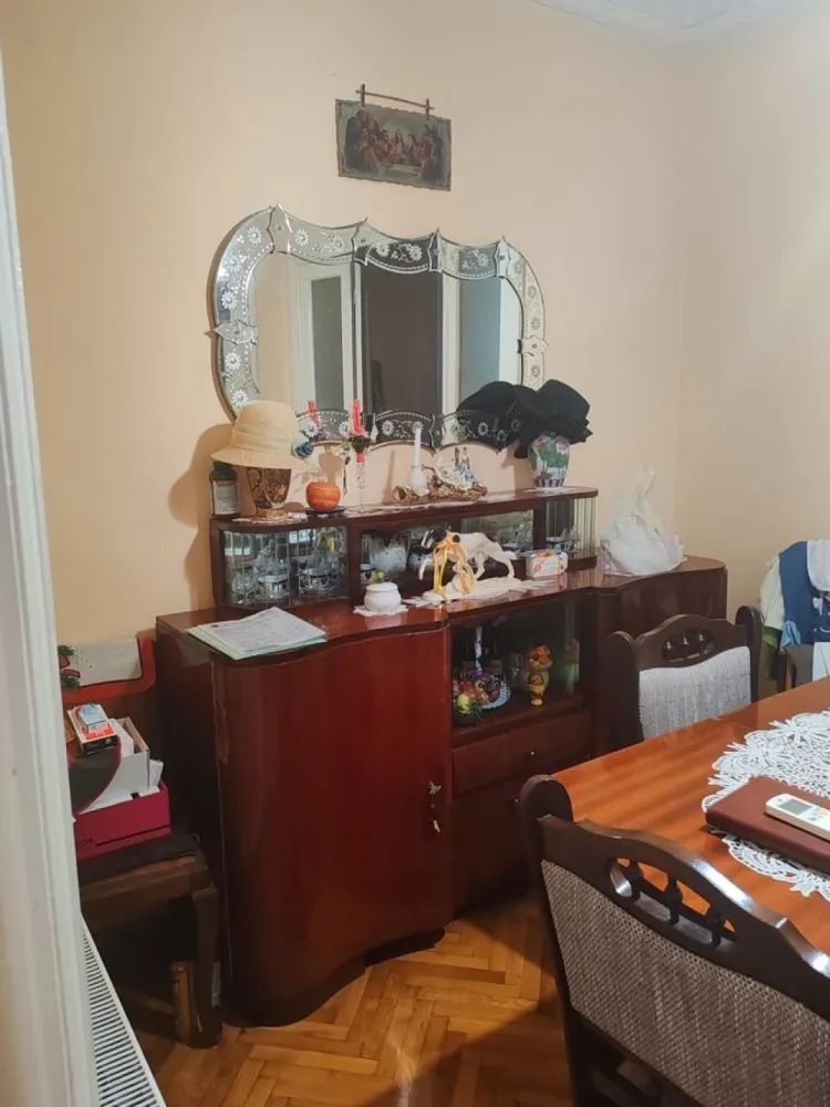 Toamnei, Bucuresti sector 2 - Particular ofer spre vanzare o casa individuala, singur in curte si fara risc seismic, situata la intersectia strazii Mihai Eminescu cu strada Toamnei, intr-o zona extrem de atractiva si in acelasi timp linistita si aerisita cu acces rapid si facil la Soseaua Stefan cel Mare, precum si la Calea MOSILOR. 
Casa este Sb+P+1+M si este formata din: 5 camere, 2 bai, o bucatarie, pivnita, camara si pod pe toata suprafata casei ce poate fi mansardat. Imobilul dispune, de asemenea, de curte si propriul garaj. 

Casa este construita in 1935 din caramida, de a lungul timpului a fost refacuta tencuiala cu glet, instalatiile sanitare, a fost montata centrala proprie pe gaz, curte reamenajata si cu garaj inchis. Casa are doua intrari separate si poate fi impartita in 2 parti daca se doreste o inchiriere a imobilului. 

Suprafata din acte a imobilului este de 206 mp, din care suprafata construita la sol de 115mp, iar curte are suprafata de 91 mp. Suprafata total construita desfasurata este de 164 mp. 

Pozitionarea favorabila este sustinuta de accesul facil spre punctele de interes ale zonei: metrou Bucur Obor, la 10 minute, multiple statii STB, Parcul Ioanid, Piata Obor, Piata Romana la 10-15 minute de mers pe jos. 

Va astept sa descoperiti si alte avantaje ale acestei minunate proprietati situata in inima capitalei. 

Pentru mai multe detalii, nu ezitati sa ma contactati telefonic la nr: 0773959866