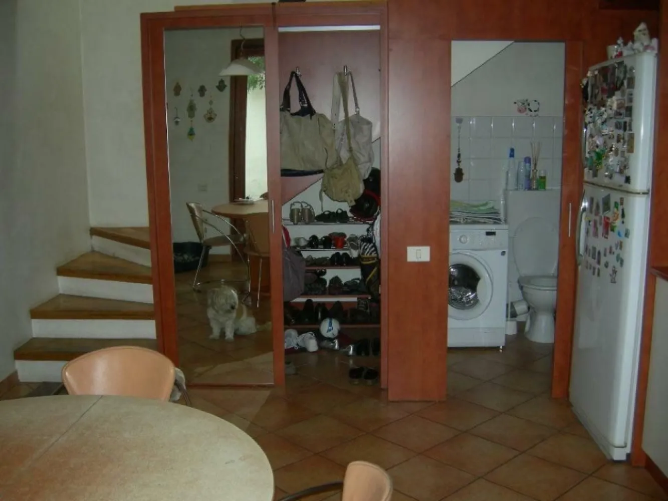 Vilă de vânzare în Sectorul 2, locuit plus potenţial pentru venit pasiv - Casă construită în 2003, cu grijă, materiale de calitate şi drag să locuiesc în ea, şi nu numai. 
Plasată în zonă centrală, între Calea Călăraşi şi Bulevardul Pache Protopopescu, o casă luminoasă, arhitectură modernă, în stil minimalist, pater + etaj, cu o suprafaţă construită de 189 m2 pe un teren de 183 m2 (199 m2 în actele de proprietate). Amprenta la sol este de 89,4 m2 lăsând aproape 94 m2 de curte, inclusiv loc pentru parcat două maşini.
Particularitatea casei este împărţirea în două părţi distincte, una întinsă pe o parte a parterului si etaj destinată pentru locuit şi o parte, de aproape 60 m2 la parter amenajată în cabinet pentru profesie liberală.
Cele două părţi sunt complet separate, cu întrări, curţi, centrale termice şi contorizare utilităţi separate. Ele pot fi pastrate separat sau transformate intr-un singur spatiu.
Casa este finalizată cu terasă (nu acorperiş) izolată termic cu polistiren de 10 mm grosime, plasă si pietris. Şapa are decupaj care permite extinderea cu încă un etaj/mansarda. În prezent, decupajul respectiv este acoperit de ferestre Velux care asigură lumină naturală pe scara de acces la etaj.
Casa este izolată termic cu polistiren de 5 mm grosime. 

Partea pentru locuit este împărţită după cum urmează (dimensiuni rotunjite): 
- parter: bucătărie/sufragerie (16 m2), toaletă (2,5m2), spaţiu sub scară utilizabil SAS, cameră tehnică (centrala termică+boiler)/cămară, terasă 20m2, curte de aproximativ 85 m2. Poarta de acces în curte este deservită de interfon cu deschidere atât de la parter cât şi de la etaj.
- etaj: living (27 m2), spaţiu circulaţii (14 m2), baie (7 m2), dormitor 1 (16 m2) + dressing (5 m2), dormitor 2 (14 m2).

Partea de cabinet (sau un apartament cu un dormitor) are următoarele spaţii: curte+terasă de acces (9m2), hol+living/sală de aşteptare (19m2), baie/ cabinet 1 (5 m2), SAS +toaletă (4 m2), bucătărie+sufragerie/cabinet 2 (14 m2), dormitor/cabinet 3 (11 m2). Poarta de acces în curte este deservită de interfon plus acces cu cartelă/cod. 
Convenabil plasată pentru vizibilitate şi acces uşor (staţie troleibus la 30 m). 
Hala Traian la 500 m, Kaufland la 300 m, Mall Vitan la 2 km, Scoala Iancului, Colegiul Mihai Viteazu, Facultatea de Inginerie a Instalaţiilor, Universitatea Naţională de Arte Teatrale şi Film, Universitatea Hyperion, toate pe o rază de 1 km.
Dotata cu instalatie de supraveghere video si aparate de aer conditionat.

Imobilul se vinde cu tot ce are in dotare, inclusiv mobilier deci poate fi utilizata imediat, cu minim efort. 
Poate fi interesant si ca investitie deoarece ambele parti pot fi inchiriate, aducand un venit lunar de peste 1500 euro.

Cei interesaţi, vă rog să mă contactaţi pe adresa de e-mail sau prin mesaj WhatsApp .
