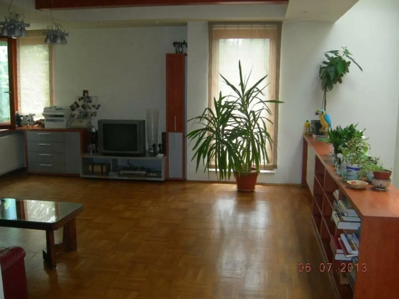 Vilă de vânzare în Sectorul 2, locuit plus potenţial pentru venit pasiv - Casă construită în 2003, cu grijă, materiale de calitate şi drag să locuiesc în ea, şi nu numai. 
Plasată în zonă centrală, între Calea Călăraşi şi Bulevardul Pache Protopopescu, o casă luminoasă, arhitectură modernă, în stil minimalist, pater + etaj, cu o suprafaţă construită de 189 m2 pe un teren de 183 m2 (199 m2 în actele de proprietate). Amprenta la sol este de 89,4 m2 lăsând aproape 94 m2 de curte, inclusiv loc pentru parcat două maşini.
Particularitatea casei este împărţirea în două părţi distincte, una întinsă pe o parte a parterului si etaj destinată pentru locuit şi o parte, de aproape 60 m2 la parter amenajată în cabinet pentru profesie liberală.
Cele două părţi sunt complet separate, cu întrări, curţi, centrale termice şi contorizare utilităţi separate. Ele pot fi pastrate separat sau transformate intr-un singur spatiu.
Casa este finalizată cu terasă (nu acorperiş) izolată termic cu polistiren de 10 mm grosime, plasă si pietris. Şapa are decupaj care permite extinderea cu încă un etaj/mansarda. În prezent, decupajul respectiv este acoperit de ferestre Velux care asigură lumină naturală pe scara de acces la etaj.
Casa este izolată termic cu polistiren de 5 mm grosime. 

Partea pentru locuit este împărţită după cum urmează (dimensiuni rotunjite): 
- parter: bucătărie/sufragerie (16 m2), toaletă (2,5m2), spaţiu sub scară utilizabil SAS, cameră tehnică (centrala termică+boiler)/cămară, terasă 20m2, curte de aproximativ 85 m2. Poarta de acces în curte este deservită de interfon cu deschidere atât de la parter cât şi de la etaj.
- etaj: living (27 m2), spaţiu circulaţii (14 m2), baie (7 m2), dormitor 1 (16 m2) + dressing (5 m2), dormitor 2 (14 m2).

Partea de cabinet (sau un apartament cu un dormitor) are următoarele spaţii: curte+terasă de acces (9m2), hol+living/sală de aşteptare (19m2), baie/ cabinet 1 (5 m2), SAS +toaletă (4 m2), bucătărie+sufragerie/cabinet 2 (14 m2), dormitor/cabinet 3 (11 m2). Poarta de acces în curte este deservită de interfon plus acces cu cartelă/cod. 
Convenabil plasată pentru vizibilitate şi acces uşor (staţie troleibus la 30 m). 
Hala Traian la 500 m, Kaufland la 300 m, Mall Vitan la 2 km, Scoala Iancului, Colegiul Mihai Viteazu, Facultatea de Inginerie a Instalaţiilor, Universitatea Naţională de Arte Teatrale şi Film, Universitatea Hyperion, toate pe o rază de 1 km.
Dotata cu instalatie de supraveghere video si aparate de aer conditionat.

Imobilul se vinde cu tot ce are in dotare, inclusiv mobilier deci poate fi utilizata imediat, cu minim efort. 
Poate fi interesant si ca investitie deoarece ambele parti pot fi inchiriate, aducand un venit lunar de peste 1500 euro.

Cei interesaţi, vă rog să mă contactaţi pe adresa de e-mail sau prin mesaj WhatsApp .