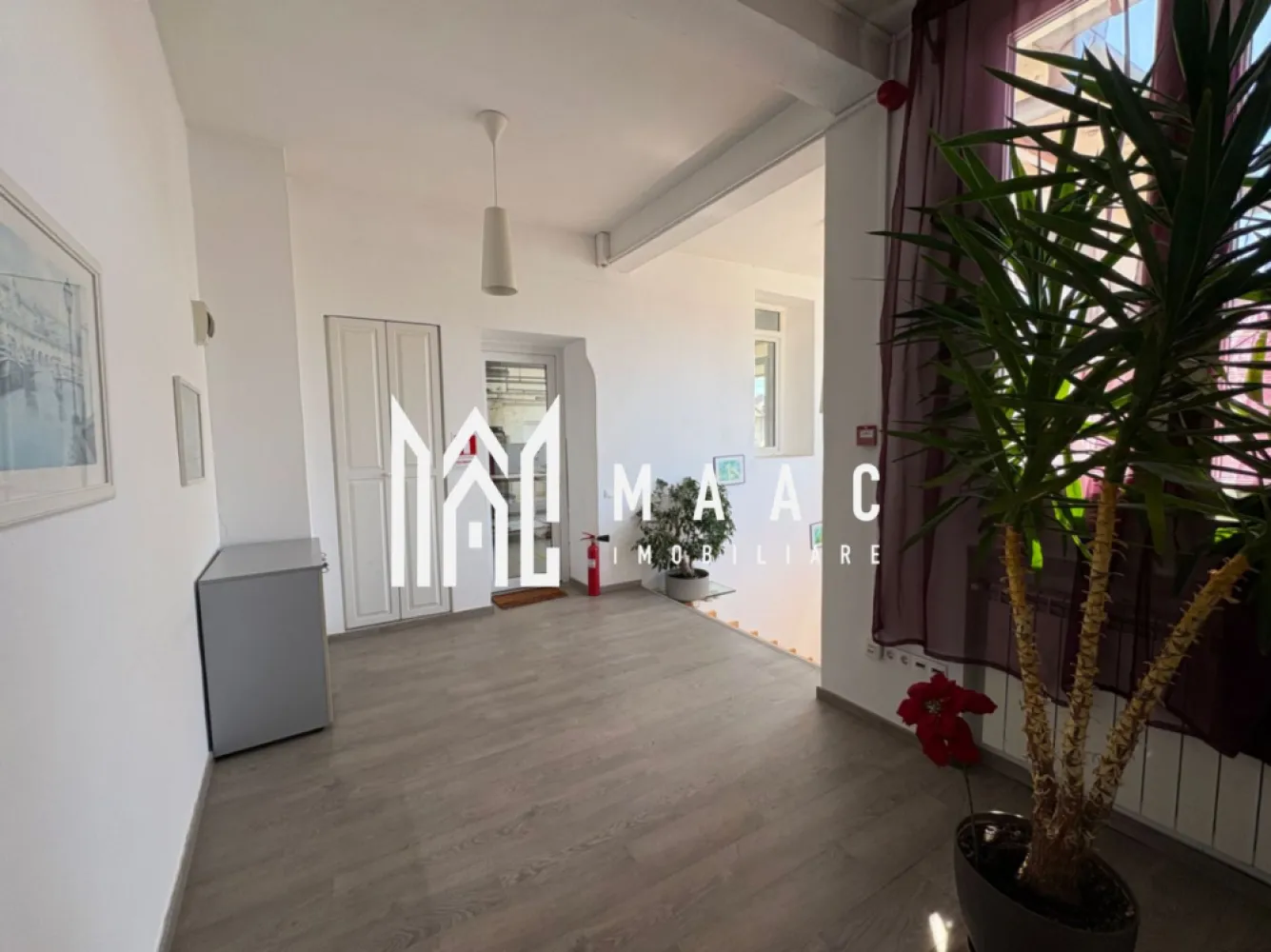 Proprietate ultracentrală cu potențial mixt – 1285 mp, acces dublu - MAAC imobiliare va propune spre vânzare o proprietate deosebită, amplasată strategic în inima zonei istorice din Sibiu, în imediata apropiere a Piața Cibin, una dintre cele mai dinamice și autentice zone ale orașului.

Imobilul dispune de o suprafață utilă generoasă de 1285 mp, desfășurată pe două niveluri, beneficiind de acces din două străzi – un avantaj rar întâlnit care oferă flexibilitate maximă în utilizare și compartimentare. Proprietatea este racordată la toate utilitățile și a funcționat până în prezent ca spațiu de producție (marochinărie), fiind pregătită pentru reconversie rapidă.

Datorită poziției ultracentrale și a configurației versatile, această clădire reprezintă o oportunitate excelentă de investiție, pretându-se pentru o gamă largă de destinații:
– dezvoltare rezidențială (apartamente tip loft sau boutique)
– spații comerciale sau showroom-uri premium
– pensiune/hotel boutique în contextul turistic puternic al orașului
– birouri sau hub creativ
– centru medical, educațional sau mixt

Zona în care este situată proprietatea este una cu trafic intens, atât pietonal cât și auto, oferind vizibilitate ridicată și acces facil către principalele puncte de interes ale orașului. Arhitectura și suprafața generoasă permit recompartimentări moderne, adaptate cerințelor actuale de piață.

Această proprietate este alegerea ideală pentru investitori care caută un activ valoros, cu potențial ridicat de dezvoltare într-una dintre cele mai căutate zone din Sibiu.

Pentru mai multe detalii precizați că ați văzut anunțul cu ID: CP3066989