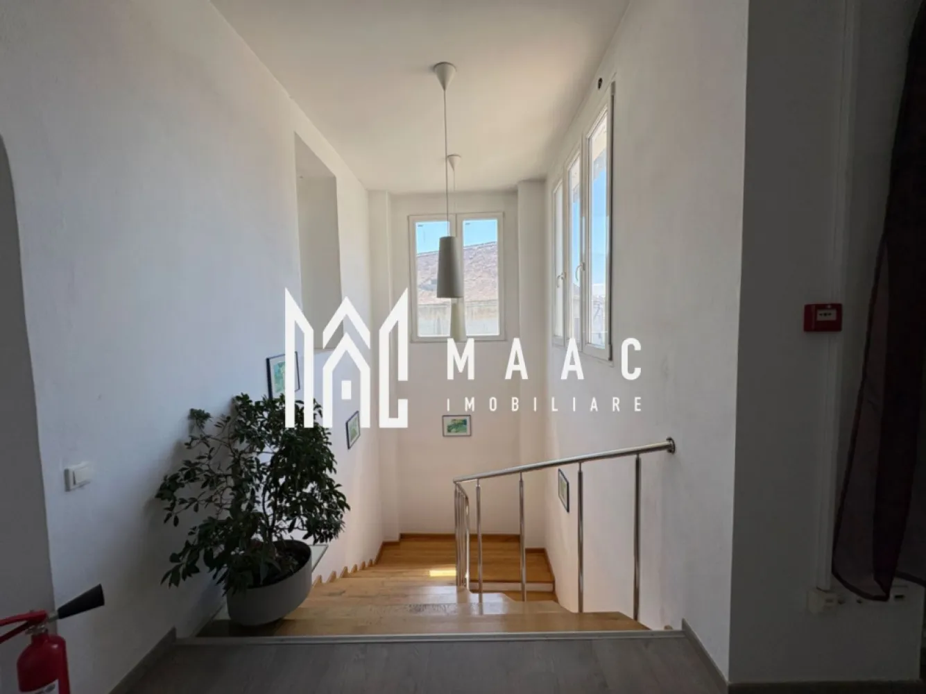 Proprietate ultracentrală cu potențial mixt – 1285 mp, acces dublu - MAAC imobiliare va propune spre vânzare o proprietate deosebită, amplasată strategic în inima zonei istorice din Sibiu, în imediata apropiere a Piața Cibin, una dintre cele mai dinamice și autentice zone ale orașului.

Imobilul dispune de o suprafață utilă generoasă de 1285 mp, desfășurată pe două niveluri, beneficiind de acces din două străzi – un avantaj rar întâlnit care oferă flexibilitate maximă în utilizare și compartimentare. Proprietatea este racordată la toate utilitățile și a funcționat până în prezent ca spațiu de producție (marochinărie), fiind pregătită pentru reconversie rapidă.

Datorită poziției ultracentrale și a configurației versatile, această clădire reprezintă o oportunitate excelentă de investiție, pretându-se pentru o gamă largă de destinații:
– dezvoltare rezidențială (apartamente tip loft sau boutique)
– spații comerciale sau showroom-uri premium
– pensiune/hotel boutique în contextul turistic puternic al orașului
– birouri sau hub creativ
– centru medical, educațional sau mixt

Zona în care este situată proprietatea este una cu trafic intens, atât pietonal cât și auto, oferind vizibilitate ridicată și acces facil către principalele puncte de interes ale orașului. Arhitectura și suprafața generoasă permit recompartimentări moderne, adaptate cerințelor actuale de piață.

Această proprietate este alegerea ideală pentru investitori care caută un activ valoros, cu potențial ridicat de dezvoltare într-una dintre cele mai căutate zone din Sibiu.

Pentru mai multe detalii precizați că ați văzut anunțul cu ID: CP3066989