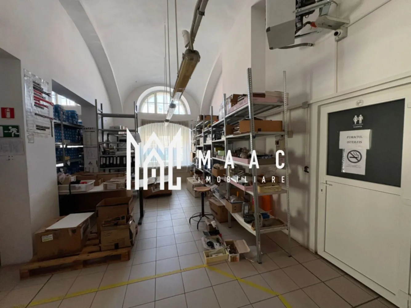 Proprietate ultracentrală cu potențial mixt – 1285 mp, acces dublu - MAAC imobiliare va propune spre vânzare o proprietate deosebită, amplasată strategic în inima zonei istorice din Sibiu, în imediata apropiere a Piața Cibin, una dintre cele mai dinamice și autentice zone ale orașului.

Imobilul dispune de o suprafață utilă generoasă de 1285 mp, desfășurată pe două niveluri, beneficiind de acces din două străzi – un avantaj rar întâlnit care oferă flexibilitate maximă în utilizare și compartimentare. Proprietatea este racordată la toate utilitățile și a funcționat până în prezent ca spațiu de producție (marochinărie), fiind pregătită pentru reconversie rapidă.

Datorită poziției ultracentrale și a configurației versatile, această clădire reprezintă o oportunitate excelentă de investiție, pretându-se pentru o gamă largă de destinații:
– dezvoltare rezidențială (apartamente tip loft sau boutique)
– spații comerciale sau showroom-uri premium
– pensiune/hotel boutique în contextul turistic puternic al orașului
– birouri sau hub creativ
– centru medical, educațional sau mixt

Zona în care este situată proprietatea este una cu trafic intens, atât pietonal cât și auto, oferind vizibilitate ridicată și acces facil către principalele puncte de interes ale orașului. Arhitectura și suprafața generoasă permit recompartimentări moderne, adaptate cerințelor actuale de piață.

Această proprietate este alegerea ideală pentru investitori care caută un activ valoros, cu potențial ridicat de dezvoltare într-una dintre cele mai căutate zone din Sibiu.

Pentru mai multe detalii precizați că ați văzut anunțul cu ID: CP3066989