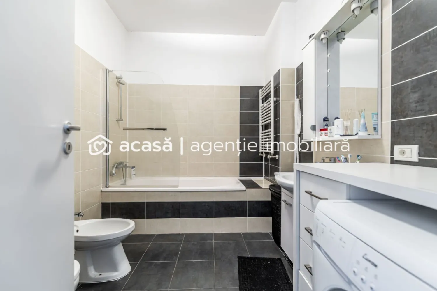 Apartament 2 camere - ARED KAUFLAND - 87 mp - COMISION 0% - Cauți un apartament gata de pus în valoare imediat? Acesta este exact ce îți trebuie! Situat în Complexul ARED – Kaufland, într-o zonă extrem de căutată, acest apartament este perfect atât pentru locuit, cât și pentru închiriere (hotelier sau pe termen lung). ✨

📐 Suprafață construită: 87 mp
📏 Suprafață utilă: 50 mp + balcon spațios de 17 mp
🏢 Etaj 9 – vedere superbă spre AFI și stadion Francisc Neuman
🛋️ Se vinde complet mobilat și utilat – gata de mutare sau închiriere

❄️ Dotări:
• Centrală termică pe gaz
• Aer condiționat

🌇 Balcon spațios – locul ideal pentru relaxare, cu o priveliște deosebită asupra orașului

📍 Localizare excelentă:
• Zone comerciale chiar la ieșirea din bloc
• Acces rapid către centrul orașului
💡 Investiție sigură cu randament bun din chirii

📞 Detalii & vizionări:
0755 274 519 – Daniel Hord