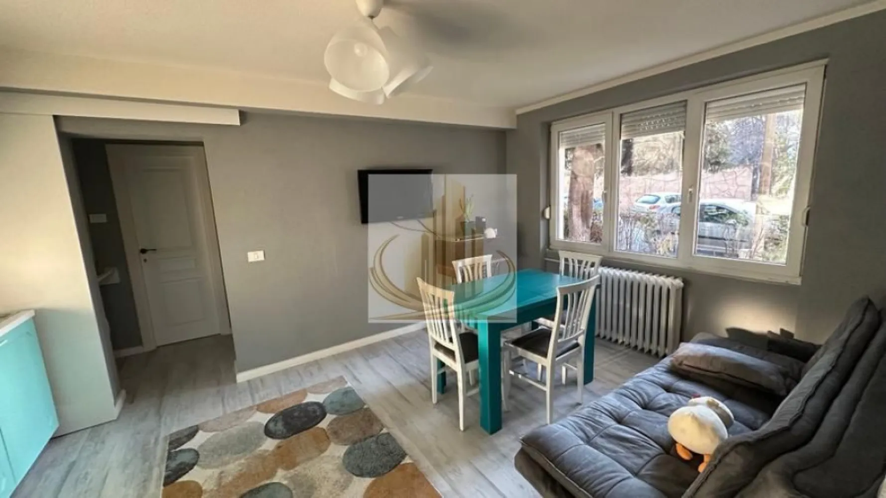 🏡Apartament parter Take Ionescu - 🏡Grand Mobilis Imobiliare vă propune spre închiriere un apartament situat în zona Take Ionescu, în centrul orașului, la parterul unui bloc.

✨Imobilul este recent renovat și dispune de toate utilitățile necesare pentru un confort sporit. Apartamentul este ideal atât pentru locuit, cât și pentru activități de birou, datorită poziționării accesibile.

📞Pentru mai multe detalii și programarea unei vizionări, nu ezitați să ne contactați!