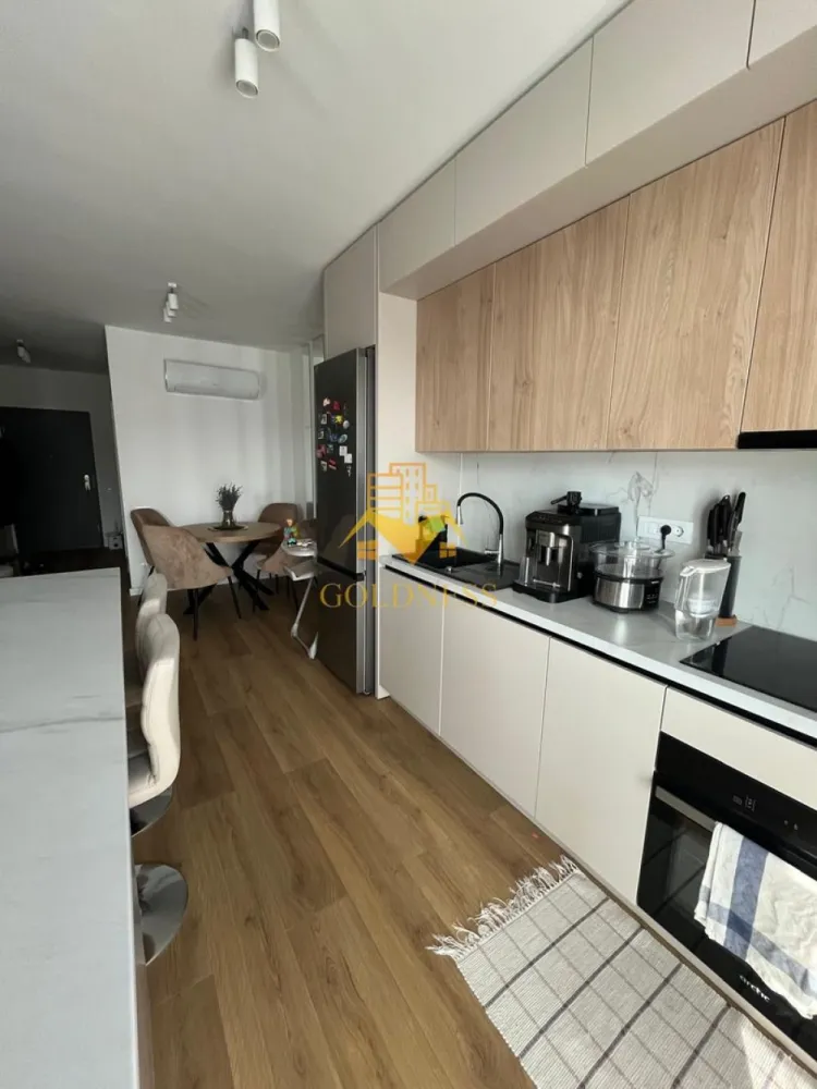 3 camere LUX, Cartierul Zorilor, Frunzișului, Lidl, Golden Tulip - GOLDNESS Imobiliare vă propune spre închiriere un apartament cu 3 camere complet mobilat și utilat, la etajul 3 într-un imobil de 10 etaje, în Cartierul Zorilor
Dispune de loc de parcare subterana și boxa.
Se află în apropierea stațiilor de transport în comun, magazine, restaurante, spații verzi, farmacii, etc. 

Apartamentul este compartimentat astfel:
 - 2 dormitoare cu pat matrimonial și canapea extensibila, dressing, noptiere
 - living cu bucatarie open space complet utilată și mobilată, canapea extensibilă, loc de servit masa 
 - 2 bai cu dus walkin și cada, calorifer port prosop și dulap pentru depozitare.
 - terasa de 30 mp.

Imobilul este dotat cu toate cele necesare- încălzire în pardoseala, frigider, aragaz, hotă, mașină de spălat haine, mașina spălat vase etc. 

Dacă sunteți interesați de acest apartament și doriți să îl vizionați, dar și pentru alte oferte nu ezitați să ne contactați telefonic sau prin e-mail. Vă stăm la dispoziție!
Pentru intermediere se percepe un comision de 50% din prețul chiriei!
