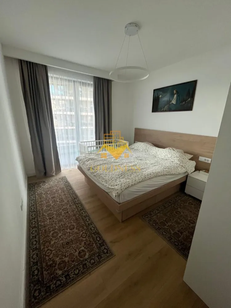 3 camere LUX, Cartierul Zorilor, Frunzișului, Lidl, Golden Tulip - GOLDNESS Imobiliare vă propune spre închiriere un apartament cu 3 camere complet mobilat și utilat, la etajul 3 într-un imobil de 10 etaje, în Cartierul Zorilor
Dispune de loc de parcare subterana și boxa.
Se află în apropierea stațiilor de transport în comun, magazine, restaurante, spații verzi, farmacii, etc. 

Apartamentul este compartimentat astfel:
 - 2 dormitoare cu pat matrimonial și canapea extensibila, dressing, noptiere
 - living cu bucatarie open space complet utilată și mobilată, canapea extensibilă, loc de servit masa 
 - 2 bai cu dus walkin și cada, calorifer port prosop și dulap pentru depozitare.
 - terasa de 30 mp.

Imobilul este dotat cu toate cele necesare- încălzire în pardoseala, frigider, aragaz, hotă, mașină de spălat haine, mașina spălat vase etc. 

Dacă sunteți interesați de acest apartament și doriți să îl vizionați, dar și pentru alte oferte nu ezitați să ne contactați telefonic sau prin e-mail. Vă stăm la dispoziție!
Pentru intermediere se percepe un comision de 50% din prețul chiriei!