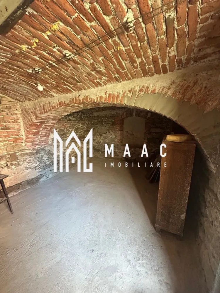 Casa Individuala I 2 Camere I Garaj I Central I Saliste - Se vinde o casă individuală, situată într-o zonă liniștită, în apropiere de Spitalul Săliște, cu acces facil către punctele de interes ale localității. 
Proprietatea dispune de teren în suprafață de 240 mp și este recent parțial renovată, fiind disponibilă pentru mutare imediată.

Compartimentare:
2 camere
Bucătărie
Baie

Caracteristici principale:
Supafață teren: 240 mp
Casă individuală
Recent parțial renovată
Încălzire prin sobe de teracotă
Gazul este la poartă
Garaj
Pivniță
Disponibilă imediat
Zonă: lângă Spital Săliște

Detalii suplimentare:
Curte proprie, potrivită pentru relaxare sau grădină
Posibilitate de racordare la gaz
Spații auxiliare utile pentru depozitare
Proprietate potrivită pentru locuire permanentă sau casă de vacanță
Acces facil și zonă liniștită

Această proprietate reprezintă o oportunitate bună pentru cei care caută o casă individuală cu teren, într-o zonă accesibilă, cu posibilitatea de modernizare ulterioară.

Pentru informati si vizionari: ID: CP2855068