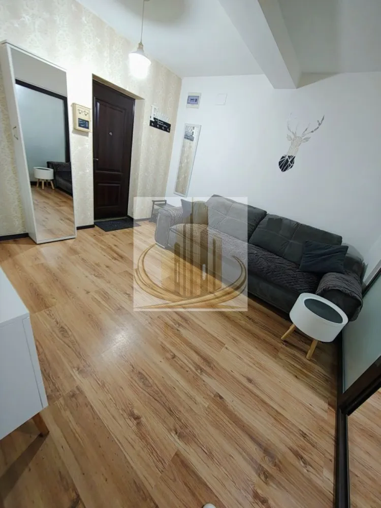 🏡Grand Mobilis- Ap Lux 2 camere Lipovei - Grand Mobilis Imobiliare vă propune spre închiriere un apartament de lux, cu finisaje ultramoderne, situat în zona Lipovei.

Apartamentul este amplasat la parterul unei vile, într-un cartier exclusiv de case, oferind liniște, confort și intimitate.

🏡 Compartimentare:

* 2 camere spațioase
* Bucătărie complet utilată
* Baie modernă
* Terasă generoasă, ideală pentru momente de relaxare

✨ Imobilul este complet mobilat și utilat, dotat cu toate utilitățile necesare pentru un stil de viață modern.

📍 Localizare excelentă, în proximitatea centrelor comerciale precum Kaufland, MediaGalaxy, Mega Image și Lidl.

💶 Preț: 400 euro/lună

📲 Pentru mai multe informații și programarea unei vizionări, vă stăm la dispoziție!