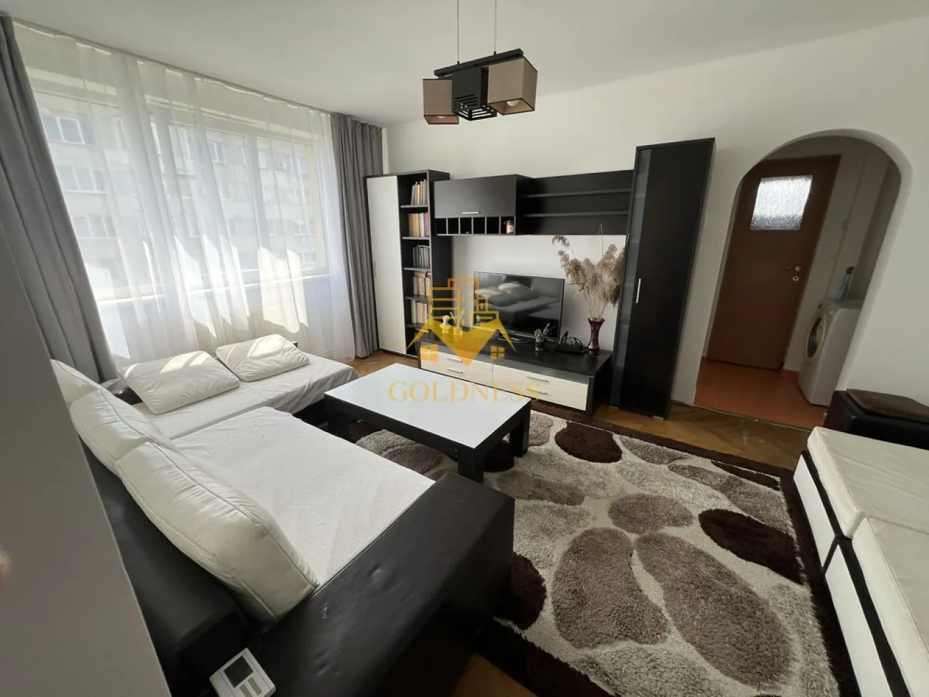 2 camere, Gheorgheni, Iulius Mall, FSEGA,Unirii,Alexandru Vaida Voevod - GOLDNESS Imobiliare vă propune spre închiriere un apartament cu 2 camere complet mobilat și utilat, la etajul 8 într-un imobil de 10 etaje, în Cartierul Gheorgheni.
Posibilitate de parcare în zona la liber.
Se află în apropierea stațiilor de transport în comun, magazine, restaurante, spații verzi, farmacii, etc. 

Apartamentul este compartimentat astfel:
 - dormitor cu pat matrimonial, dressing, noptiere
 - living cu canapea extensibilă 
 - bucătărie complet utilată și mobilată, loc de servit masa 
 - baie cu cada, calorifer port prosop și dulap pentru depozitare.
 - terasa de 8 mp.

Imobilul este dotat cu toate cele necesare- centrală proprie, frigider, aragaz, hotă, mașină de spălat haine, etc. 

Dacă sunteți interesați de acest apartament și doriți să îl vizionați, dar și pentru alte oferte nu ezitați să ne contactați telefonic sau prin e-mail. Vă stăm la dispoziție!
Pentru intermediere se percepe un comision de 50% din prețul chiriei!