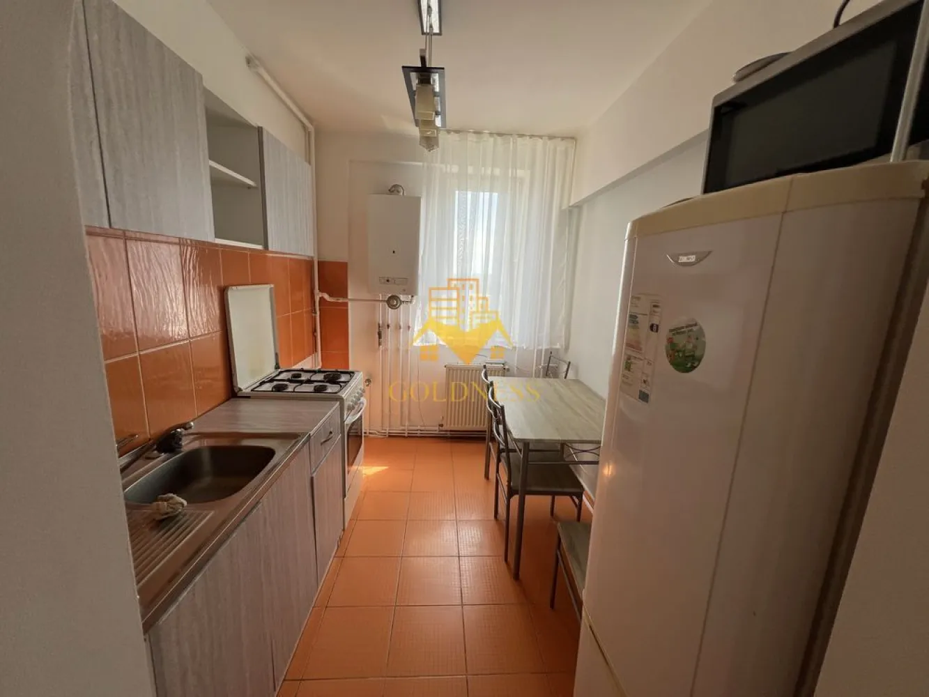 2 camere, Gheorgheni, Iulius Mall, FSEGA,Unirii,Alexandru Vaida Voevod - GOLDNESS Imobiliare vă propune spre închiriere un apartament cu 2 camere complet mobilat și utilat, la etajul 8 într-un imobil de 10 etaje, în Cartierul Gheorgheni.
Posibilitate de parcare în zona la liber.
Se află în apropierea stațiilor de transport în comun, magazine, restaurante, spații verzi, farmacii, etc. 

Apartamentul este compartimentat astfel:
 - dormitor cu pat matrimonial, dressing, noptiere
 - living cu canapea extensibilă 
 - bucătărie complet utilată și mobilată, loc de servit masa 
 - baie cu cada, calorifer port prosop și dulap pentru depozitare.
 - terasa de 8 mp.

Imobilul este dotat cu toate cele necesare- centrală proprie, frigider, aragaz, hotă, mașină de spălat haine, etc. 

Dacă sunteți interesați de acest apartament și doriți să îl vizionați, dar și pentru alte oferte nu ezitați să ne contactați telefonic sau prin e-mail. Vă stăm la dispoziție!
Pentru intermediere se percepe un comision de 50% din prețul chiriei!