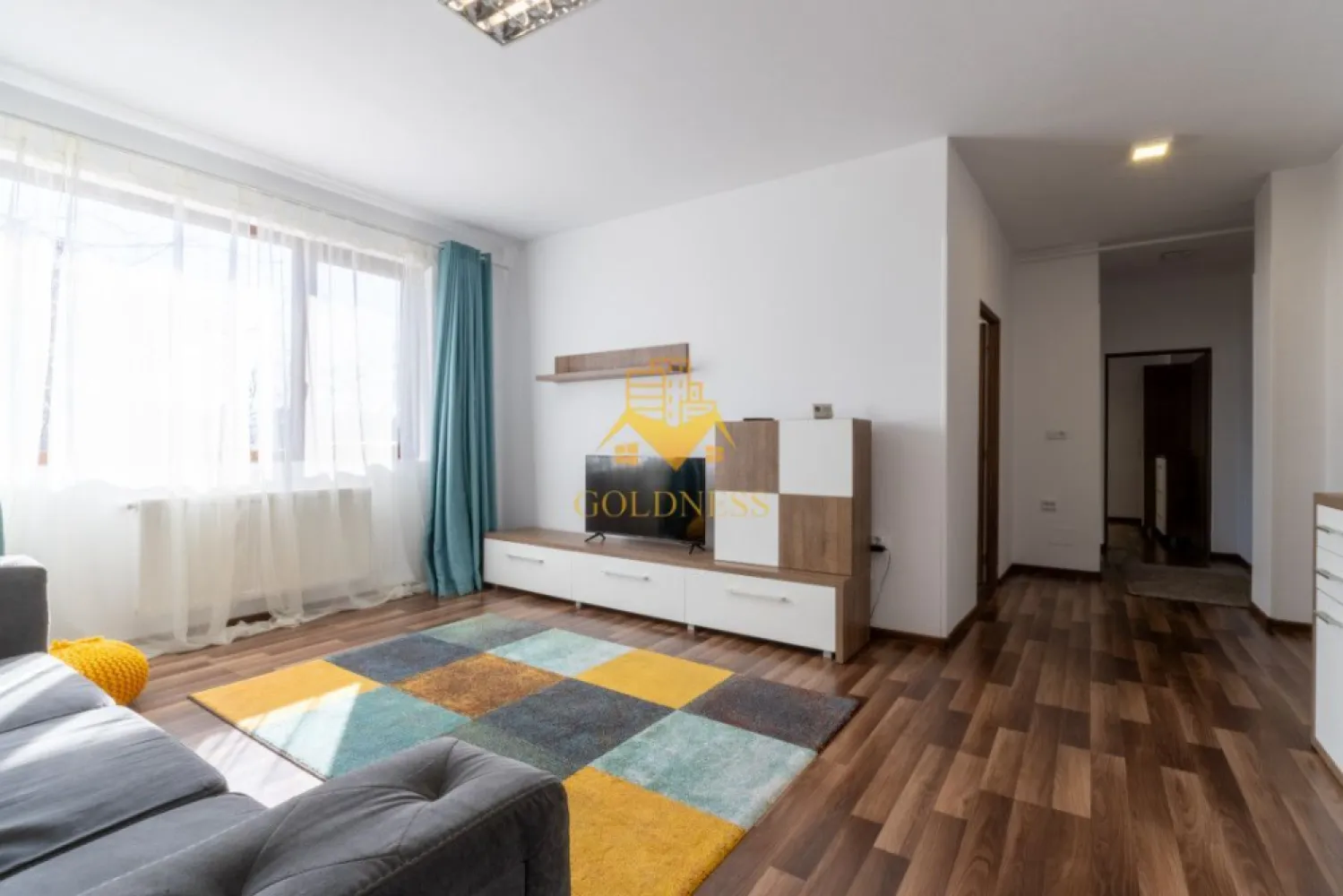 2 camere, modern, bloc nou, garaj, Iris Zona Maramuresului, Oasului - GOLDNESS Imobiliare vă propune spre închiriere un apartament cu 2 camere complet mobilat și utilat, la parter într-un imobil de 4 etaje, în Cartierul Iris.
Se poate inchiria parcare subterana cu 50e plus tva!
Se află în apropierea stațiilor de transport în comun, magazine, restaurante, spații verzi, farmacii, etc. 

Apartamentul este compartimentat astfel:
 - dormitor cu pat matrimonial, dressing, noptiere
 - living cu canapea extensibila, spatiu pentru depozitare, TV
 - bucatarie complet mobilata, utilata, loc de luat masa
 - baie cu cabina de dus, calorifer port prosop și dulap pentru depozitare.

Imobilul este dotat cu toate cele necesare- centrală proprie, frigider, aragaz, hotă, mașină de spălat haine, masina de spalat vase, etc. 

Dacă sunteți interesați de acest apartament și doriți să îl vizionați, dar și pentru alte oferte nu ezitați să ne contactați telefonic sau prin e-mail. Vă stăm la dispoziție!
Pentru intermediere se percepe un comision de 50% din prețul chiriei!