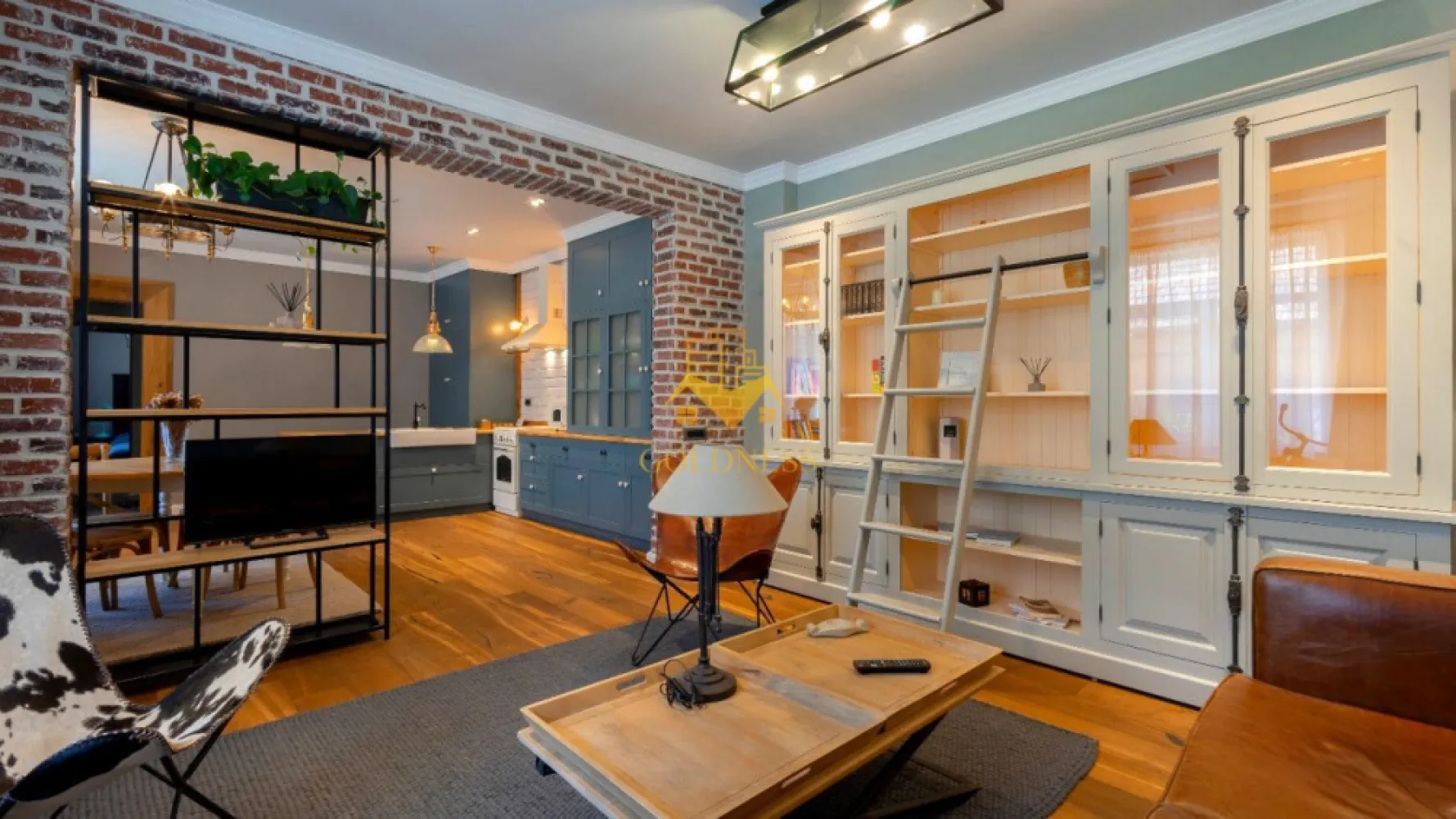 2 camere mobilat lux zona centrala, Horea, Facultatea de Litere - GOLDNESS Imobiliare vă propune spre închiriere un apartament cu 2 camere, complet mobilat și utilat, la parter într-un imobil de 7 etaje, în zona centrala. 
Parcare stradala, pe baza abonament lunar sau parcare privata cu plata in imediata vecinatate.
Apartamentul este compartimentat astfel:
 - dormitor cu pat matrimonial, dressing, noptiere
 - living cu bucatarie open-space, canapea extensibla, loc de servit masa 
 - baie cu vană, calorifer port prosop inox și dulap pentru depozitare.
 - bucătăria complet utilată. 

 
Imobilul este dotat cu toate cele necesare- centrală proprie, mașină de spălat haine, frigider, plită electrică, hotă, TV, etc. 

Se află în apropierea stațiilor de transport în comun, magazine, restaurante, spații verzi, farmacii, etc. 
Posibilitate de parcare in fat blocului !

Dacă sunteți interesați de acest apartament și doriți să îl vizionați, dar și pentru alte oferte sau detalii nu ezitați să ne contactați telefonic sau prin e-mail - goldnessimobiliare@gmail.com. Vă stăm la dispoziție!