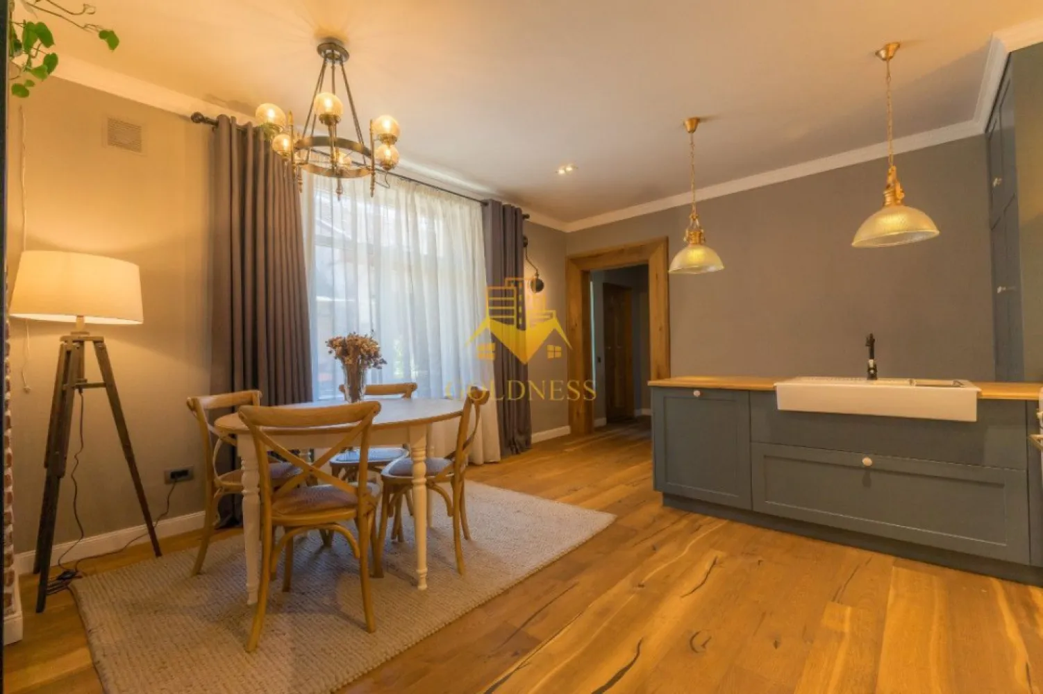 2 camere mobilat lux zona centrala, Horea, Facultatea de Litere - GOLDNESS Imobiliare vă propune spre închiriere un apartament cu 2 camere, complet mobilat și utilat, la parter într-un imobil de 7 etaje, în zona centrala. 
Parcare stradala, pe baza abonament lunar sau parcare privata cu plata in imediata vecinatate.
Apartamentul este compartimentat astfel:
 - dormitor cu pat matrimonial, dressing, noptiere
 - living cu bucatarie open-space, canapea extensibla, loc de servit masa 
 - baie cu vană, calorifer port prosop inox și dulap pentru depozitare.
 - bucătăria complet utilată. 

 
Imobilul este dotat cu toate cele necesare- centrală proprie, mașină de spălat haine, frigider, plită electrică, hotă, TV, etc. 

Se află în apropierea stațiilor de transport în comun, magazine, restaurante, spații verzi, farmacii, etc. 
Posibilitate de parcare in fat blocului !

Dacă sunteți interesați de acest apartament și doriți să îl vizionați, dar și pentru alte oferte sau detalii nu ezitați să ne contactați telefonic sau prin e-mail - goldnessimobiliare@gmail.com. Vă stăm la dispoziție!