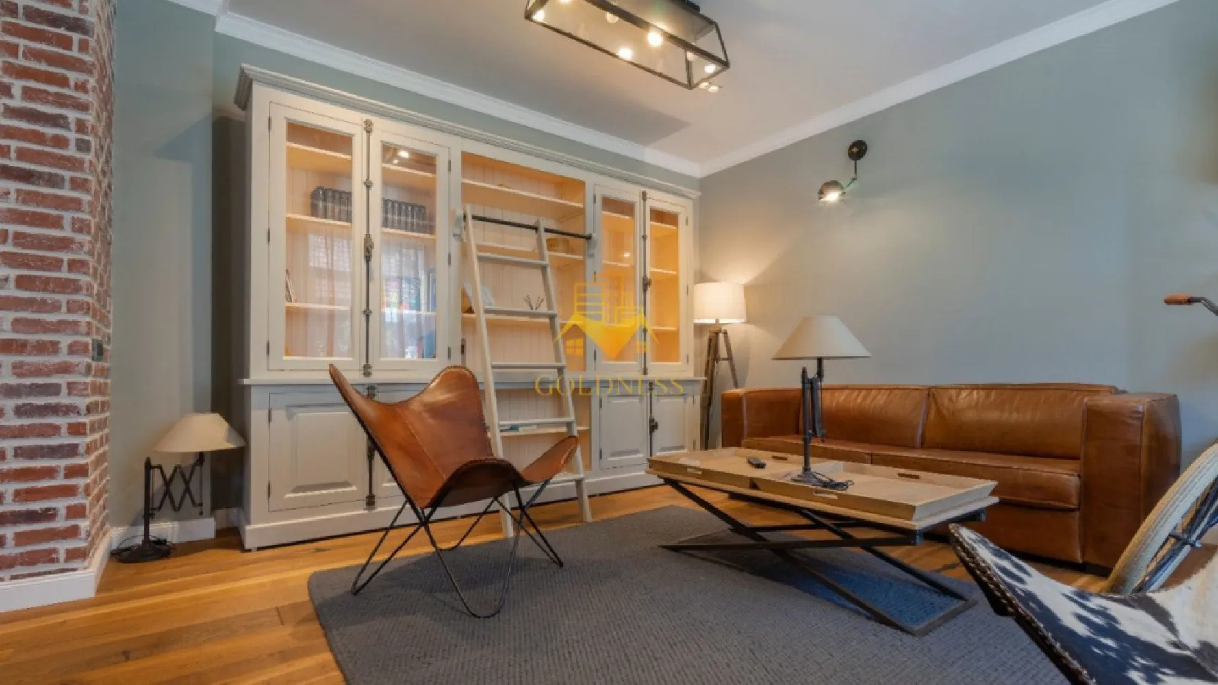 2 camere mobilat lux zona centrala, Horea, Facultatea de Litere - GOLDNESS Imobiliare vă propune spre închiriere un apartament cu 2 camere, complet mobilat și utilat, la parter într-un imobil de 7 etaje, în zona centrala. 
Parcare stradala, pe baza abonament lunar sau parcare privata cu plata in imediata vecinatate.
Apartamentul este compartimentat astfel:
 - dormitor cu pat matrimonial, dressing, noptiere
 - living cu bucatarie open-space, canapea extensibla, loc de servit masa 
 - baie cu vană, calorifer port prosop inox și dulap pentru depozitare.
 - bucătăria complet utilată. 

 
Imobilul este dotat cu toate cele necesare- centrală proprie, mașină de spălat haine, frigider, plită electrică, hotă, TV, etc. 

Se află în apropierea stațiilor de transport în comun, magazine, restaurante, spații verzi, farmacii, etc. 
Posibilitate de parcare in fat blocului !

Dacă sunteți interesați de acest apartament și doriți să îl vizionați, dar și pentru alte oferte sau detalii nu ezitați să ne contactați telefonic sau prin e-mail - goldnessimobiliare@gmail.com. Vă stăm la dispoziție!