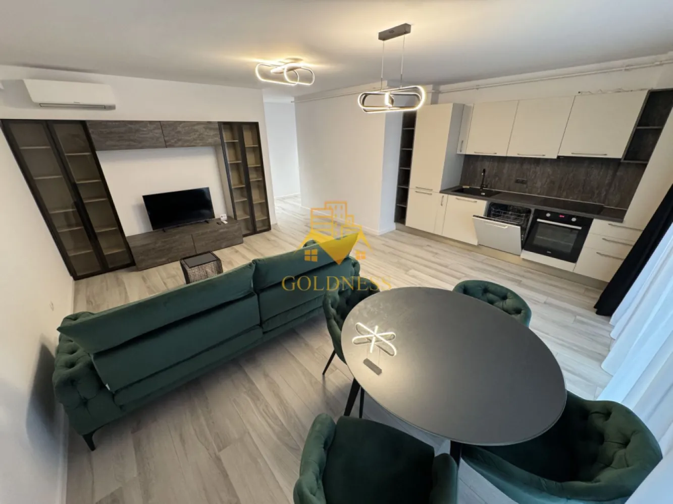 3 camere,modern, bloc nou,parcare, AC, Gheorgheni, Constantin Brancusi - Apartamentul pe care vi-l propunem spre achiziție reprezintă o oportunitate rară pe piața imobiliară din Cluj-Napoca: un spațiu modern, generos și luminos, situat într-una dintre cele mai apreciate zone ale orașului – cartierul Gheorgheni, la granița cu exclusivistul Andrei Mureșanu. Locația îmbină perfect liniștea unei zone rezidențiale cu accesul rapid către punctele de interes ale orașului, oferind un stil de viață confortabil, sigur și rafinat.
Proprietatea este amplasată la etajul 5 al unui imobil nou, cu regim de înălțime 6 etaje + etaj retras, construit la standarde actuale de calitate și dotat cu lift modern, videointerfon și spații comune îngrijite. Apartamentul dispune de o suprafață utilă de 86 mp, la care se adaugă două balcoane generoase însumând 18 mp, ideale pentru momente de relaxare, pentru un mic dejun în aer liber sau pentru amenajarea unui colț verde personal.
Compartimentarea este gândită pentru a oferi confort, funcționalitate și intimitate, fiind structurată astfel:
Se poate inchiria parcare subterana cu 50 euro!
• hol de acces spațios, cu zonă de depozitare;
• living open-space luminos, cu bucătărie complet utilată și zonă de dining;
• dormitor matrimonial cu dressing dedicat și baie proprie;
• al doilea dormitor, potrivit atât ca spațiu de odihnă, cât și ca birou sau cameră pentru copii;
• hol secundar;
• două balcoane cu acces din living și din dormitor.
Locuința se inchiriaza complet mobilată și utilată, exact ca în imaginile de prezentare, beneficiind de finisaje și dotări premium: centrală termică proprie, încălzire în pardoseală, aer condiționat, mașină de spălat vase, mașină de spălat rufe, frigider, Smart TV, mobilier modern realizat pe comandă și electrocasnice de ultimă generație. Totul este pregătit pentru a vă muta imediat, fără investiții suplimentare.
Proprietatea se inchiriaza de pe societate, si contine tva inclus de 21%
Zona este una dintre cele mai căutate din Cluj-Napoca, oferind acces rapid către centre comerciale, supermarketuri, școli, grădinițe, parcuri, zone verzi, săli de sport și mijloace de transport în comun. Totodată, proximitatea față de centrul orașului și față de zonele de interes face ca acest apartament să fie ideal atât pentru locuire, cât și ca investiție.
Pentru informații suplimentare sau pentru programarea unei vizionări, vă invităm să ne contactați la numerele afișate. Suntem bucuroși să vă oferim toate detaliile necesare și să vă prezentăm personal această proprietate deosebită.