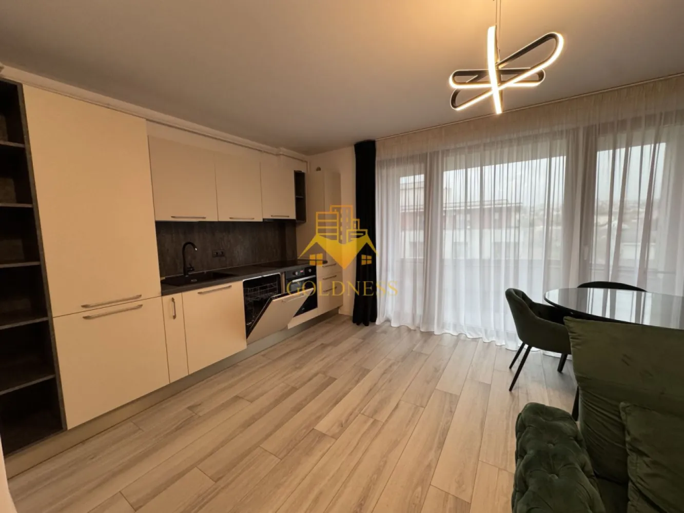3 camere,modern, bloc nou,parcare, AC, Gheorgheni, Constantin Brancusi - Apartamentul pe care vi-l propunem spre achiziție reprezintă o oportunitate rară pe piața imobiliară din Cluj-Napoca: un spațiu modern, generos și luminos, situat într-una dintre cele mai apreciate zone ale orașului – cartierul Gheorgheni, la granița cu exclusivistul Andrei Mureșanu. Locația îmbină perfect liniștea unei zone rezidențiale cu accesul rapid către punctele de interes ale orașului, oferind un stil de viață confortabil, sigur și rafinat.
Proprietatea este amplasată la etajul 5 al unui imobil nou, cu regim de înălțime 6 etaje + etaj retras, construit la standarde actuale de calitate și dotat cu lift modern, videointerfon și spații comune îngrijite. Apartamentul dispune de o suprafață utilă de 86 mp, la care se adaugă două balcoane generoase însumând 18 mp, ideale pentru momente de relaxare, pentru un mic dejun în aer liber sau pentru amenajarea unui colț verde personal.
Compartimentarea este gândită pentru a oferi confort, funcționalitate și intimitate, fiind structurată astfel:
Se poate inchiria parcare subterana cu 50 euro!
• hol de acces spațios, cu zonă de depozitare;
• living open-space luminos, cu bucătărie complet utilată și zonă de dining;
• dormitor matrimonial cu dressing dedicat și baie proprie;
• al doilea dormitor, potrivit atât ca spațiu de odihnă, cât și ca birou sau cameră pentru copii;
• hol secundar;
• două balcoane cu acces din living și din dormitor.
Locuința se inchiriaza complet mobilată și utilată, exact ca în imaginile de prezentare, beneficiind de finisaje și dotări premium: centrală termică proprie, încălzire în pardoseală, aer condiționat, mașină de spălat vase, mașină de spălat rufe, frigider, Smart TV, mobilier modern realizat pe comandă și electrocasnice de ultimă generație. Totul este pregătit pentru a vă muta imediat, fără investiții suplimentare.
Proprietatea se inchiriaza de pe societate, si contine tva inclus de 21%
Zona este una dintre cele mai căutate din Cluj-Napoca, oferind acces rapid către centre comerciale, supermarketuri, școli, grădinițe, parcuri, zone verzi, săli de sport și mijloace de transport în comun. Totodată, proximitatea față de centrul orașului și față de zonele de interes face ca acest apartament să fie ideal atât pentru locuire, cât și ca investiție.
Pentru informații suplimentare sau pentru programarea unei vizionări, vă invităm să ne contactați la numerele afișate. Suntem bucuroși să vă oferim toate detaliile necesare și să vă prezentăm personal această proprietate deosebită.