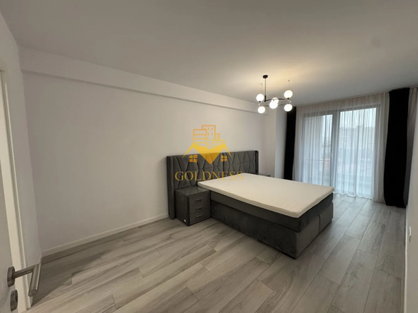 3 camere,modern, bloc nou,parcare, AC, Gheorgheni, Constantin Brancusi - Apartamentul pe care vi-l propunem spre achiziție reprezintă o oportunitate rară pe piața imobiliară din Cluj-Napoca: un spațiu modern, generos și luminos, situat într-una dintre cele mai apreciate zone ale orașului – cartierul Gheorgheni, la granița cu exclusivistul Andrei Mureșanu. Locația îmbină perfect liniștea unei zone rezidențiale cu accesul rapid către punctele de interes ale orașului, oferind un stil de viață confortabil, sigur și rafinat.
Proprietatea este amplasată la etajul 5 al unui imobil nou, cu regim de înălțime 6 etaje + etaj retras, construit la standarde actuale de calitate și dotat cu lift modern, videointerfon și spații comune îngrijite. Apartamentul dispune de o suprafață utilă de 86 mp, la care se adaugă două balcoane generoase însumând 18 mp, ideale pentru momente de relaxare, pentru un mic dejun în aer liber sau pentru amenajarea unui colț verde personal.
Compartimentarea este gândită pentru a oferi confort, funcționalitate și intimitate, fiind structurată astfel:
Se poate inchiria parcare subterana cu 50 euro!
• hol de acces spațios, cu zonă de depozitare;
• living open-space luminos, cu bucătărie complet utilată și zonă de dining;
• dormitor matrimonial cu dressing dedicat și baie proprie;
• al doilea dormitor, potrivit atât ca spațiu de odihnă, cât și ca birou sau cameră pentru copii;
• hol secundar;
• două balcoane cu acces din living și din dormitor.
Locuința se inchiriaza complet mobilată și utilată, exact ca în imaginile de prezentare, beneficiind de finisaje și dotări premium: centrală termică proprie, încălzire în pardoseală, aer condiționat, mașină de spălat vase, mașină de spălat rufe, frigider, Smart TV, mobilier modern realizat pe comandă și electrocasnice de ultimă generație. Totul este pregătit pentru a vă muta imediat, fără investiții suplimentare.
Proprietatea se inchiriaza de pe societate, si contine tva inclus de 21%
Zona este una dintre cele mai căutate din Cluj-Napoca, oferind acces rapid către centre comerciale, supermarketuri, școli, grădinițe, parcuri, zone verzi, săli de sport și mijloace de transport în comun. Totodată, proximitatea față de centrul orașului și față de zonele de interes face ca acest apartament să fie ideal atât pentru locuire, cât și ca investiție.
Pentru informații suplimentare sau pentru programarea unei vizionări, vă invităm să ne contactați la numerele afișate. Suntem bucuroși să vă oferim toate detaliile necesare și să vă prezentăm personal această proprietate deosebită.