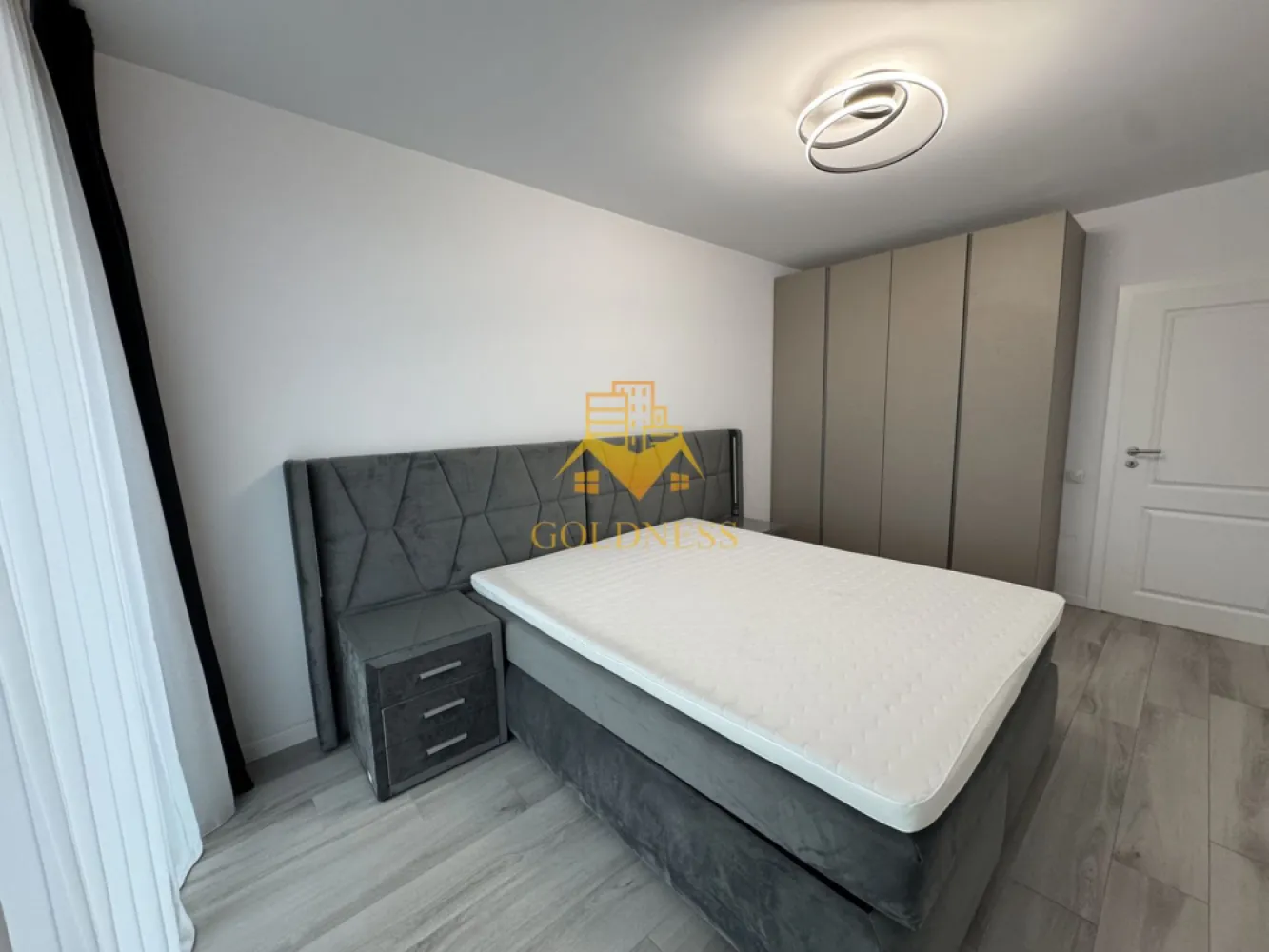 3 camere,modern, bloc nou,parcare, AC, Gheorgheni, Constantin Brancusi - Apartamentul pe care vi-l propunem spre achiziție reprezintă o oportunitate rară pe piața imobiliară din Cluj-Napoca: un spațiu modern, generos și luminos, situat într-una dintre cele mai apreciate zone ale orașului – cartierul Gheorgheni, la granița cu exclusivistul Andrei Mureșanu. Locația îmbină perfect liniștea unei zone rezidențiale cu accesul rapid către punctele de interes ale orașului, oferind un stil de viață confortabil, sigur și rafinat.
Proprietatea este amplasată la etajul 5 al unui imobil nou, cu regim de înălțime 6 etaje + etaj retras, construit la standarde actuale de calitate și dotat cu lift modern, videointerfon și spații comune îngrijite. Apartamentul dispune de o suprafață utilă de 86 mp, la care se adaugă două balcoane generoase însumând 18 mp, ideale pentru momente de relaxare, pentru un mic dejun în aer liber sau pentru amenajarea unui colț verde personal.
Compartimentarea este gândită pentru a oferi confort, funcționalitate și intimitate, fiind structurată astfel:
Se poate inchiria parcare subterana cu 50 euro!
• hol de acces spațios, cu zonă de depozitare;
• living open-space luminos, cu bucătărie complet utilată și zonă de dining;
• dormitor matrimonial cu dressing dedicat și baie proprie;
• al doilea dormitor, potrivit atât ca spațiu de odihnă, cât și ca birou sau cameră pentru copii;
• hol secundar;
• două balcoane cu acces din living și din dormitor.
Locuința se inchiriaza complet mobilată și utilată, exact ca în imaginile de prezentare, beneficiind de finisaje și dotări premium: centrală termică proprie, încălzire în pardoseală, aer condiționat, mașină de spălat vase, mașină de spălat rufe, frigider, Smart TV, mobilier modern realizat pe comandă și electrocasnice de ultimă generație. Totul este pregătit pentru a vă muta imediat, fără investiții suplimentare.
Proprietatea se inchiriaza de pe societate, si contine tva inclus de 21%
Zona este una dintre cele mai căutate din Cluj-Napoca, oferind acces rapid către centre comerciale, supermarketuri, școli, grădinițe, parcuri, zone verzi, săli de sport și mijloace de transport în comun. Totodată, proximitatea față de centrul orașului și față de zonele de interes face ca acest apartament să fie ideal atât pentru locuire, cât și ca investiție.
Pentru informații suplimentare sau pentru programarea unei vizionări, vă invităm să ne contactați la numerele afișate. Suntem bucuroși să vă oferim toate detaliile necesare și să vă prezentăm personal această proprietate deosebită.