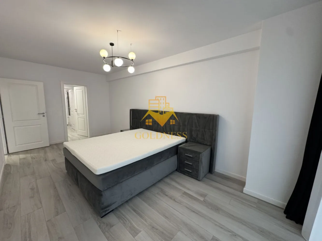 3 camere,modern, bloc nou,parcare, AC, Gheorgheni, Constantin Brancusi - Apartamentul pe care vi-l propunem spre achiziție reprezintă o oportunitate rară pe piața imobiliară din Cluj-Napoca: un spațiu modern, generos și luminos, situat într-una dintre cele mai apreciate zone ale orașului – cartierul Gheorgheni, la granița cu exclusivistul Andrei Mureșanu. Locația îmbină perfect liniștea unei zone rezidențiale cu accesul rapid către punctele de interes ale orașului, oferind un stil de viață confortabil, sigur și rafinat.
Proprietatea este amplasată la etajul 5 al unui imobil nou, cu regim de înălțime 6 etaje + etaj retras, construit la standarde actuale de calitate și dotat cu lift modern, videointerfon și spații comune îngrijite. Apartamentul dispune de o suprafață utilă de 86 mp, la care se adaugă două balcoane generoase însumând 18 mp, ideale pentru momente de relaxare, pentru un mic dejun în aer liber sau pentru amenajarea unui colț verde personal.
Compartimentarea este gândită pentru a oferi confort, funcționalitate și intimitate, fiind structurată astfel:
Se poate inchiria parcare subterana cu 50 euro!
• hol de acces spațios, cu zonă de depozitare;
• living open-space luminos, cu bucătărie complet utilată și zonă de dining;
• dormitor matrimonial cu dressing dedicat și baie proprie;
• al doilea dormitor, potrivit atât ca spațiu de odihnă, cât și ca birou sau cameră pentru copii;
• hol secundar;
• două balcoane cu acces din living și din dormitor.
Locuința se inchiriaza complet mobilată și utilată, exact ca în imaginile de prezentare, beneficiind de finisaje și dotări premium: centrală termică proprie, încălzire în pardoseală, aer condiționat, mașină de spălat vase, mașină de spălat rufe, frigider, Smart TV, mobilier modern realizat pe comandă și electrocasnice de ultimă generație. Totul este pregătit pentru a vă muta imediat, fără investiții suplimentare.
Proprietatea se inchiriaza de pe societate, si contine tva inclus de 21%
Zona este una dintre cele mai căutate din Cluj-Napoca, oferind acces rapid către centre comerciale, supermarketuri, școli, grădinițe, parcuri, zone verzi, săli de sport și mijloace de transport în comun. Totodată, proximitatea față de centrul orașului și față de zonele de interes face ca acest apartament să fie ideal atât pentru locuire, cât și ca investiție.
Pentru informații suplimentare sau pentru programarea unei vizionări, vă invităm să ne contactați la numerele afișate. Suntem bucuroși să vă oferim toate detaliile necesare și să vă prezentăm personal această proprietate deosebită.