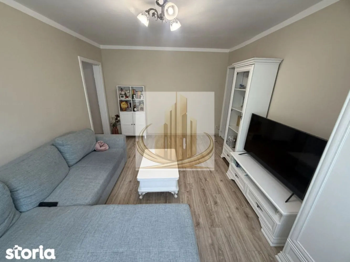 Apartament 3 camere | Zona Dacia | Etaj 2/4 | Confort & Locație Premiu - Descoperă un apartament primitor, situat în inima zonei Dacia din Timișoara – o locație apreciată pentru accesibilitate, liniște și proximitatea față de toate facilitățile urbane esențiale.

Poziționat la etajul 2 din 4, acest apartament oferă un echilibru ideal între intimitate și confort zilnic, fiind potrivit atât pentru locuit, cât și pentru investiție sigură.

Detalii proprietate:

Suprafață utilă: ~50 mp + lojă
Compartimentare eficientă
Living luminos + 2 dormitoare
Bucătărie separată
Baie

Dotări & avantaje:

Centrală termică proprie – control optim al costurilor
Aer condiționat – confort pe tot parcursul anului
Se vinde mobilat și utilat – pregătit pentru mutare imediată
Finisaje îngrijite, ambient plăcut
Lojă – spațiu suplimentar pentru relaxare

Localizare excelentă:

Acces rapid către mijloace de transport
Aproape de școli, magazine, farmacii
Zonă liniștită, ideală pentru familii

O proprietate care îmbină funcționalitatea cu avantajele unei zone consacrate, oferind un stil de viață confortabil și accesibil.

ID intern CP3068129