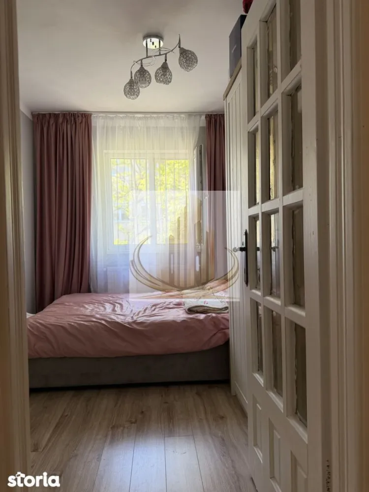 Apartament 3 camere | Zona Dacia | Etaj 2/4 | Confort & Locație Premiu - Descoperă un apartament primitor, situat în inima zonei Dacia din Timișoara – o locație apreciată pentru accesibilitate, liniște și proximitatea față de toate facilitățile urbane esențiale.

Poziționat la etajul 2 din 4, acest apartament oferă un echilibru ideal între intimitate și confort zilnic, fiind potrivit atât pentru locuit, cât și pentru investiție sigură.

Detalii proprietate:

Suprafață utilă: ~50 mp + lojă
Compartimentare eficientă
Living luminos + 2 dormitoare
Bucătărie separată
Baie

Dotări & avantaje:

Centrală termică proprie – control optim al costurilor
Aer condiționat – confort pe tot parcursul anului
Se vinde mobilat și utilat – pregătit pentru mutare imediată
Finisaje îngrijite, ambient plăcut
Lojă – spațiu suplimentar pentru relaxare

Localizare excelentă:

Acces rapid către mijloace de transport
Aproape de școli, magazine, farmacii
Zonă liniștită, ideală pentru familii

O proprietate care îmbină funcționalitatea cu avantajele unei zone consacrate, oferind un stil de viață confortabil și accesibil.

ID intern CP3068129