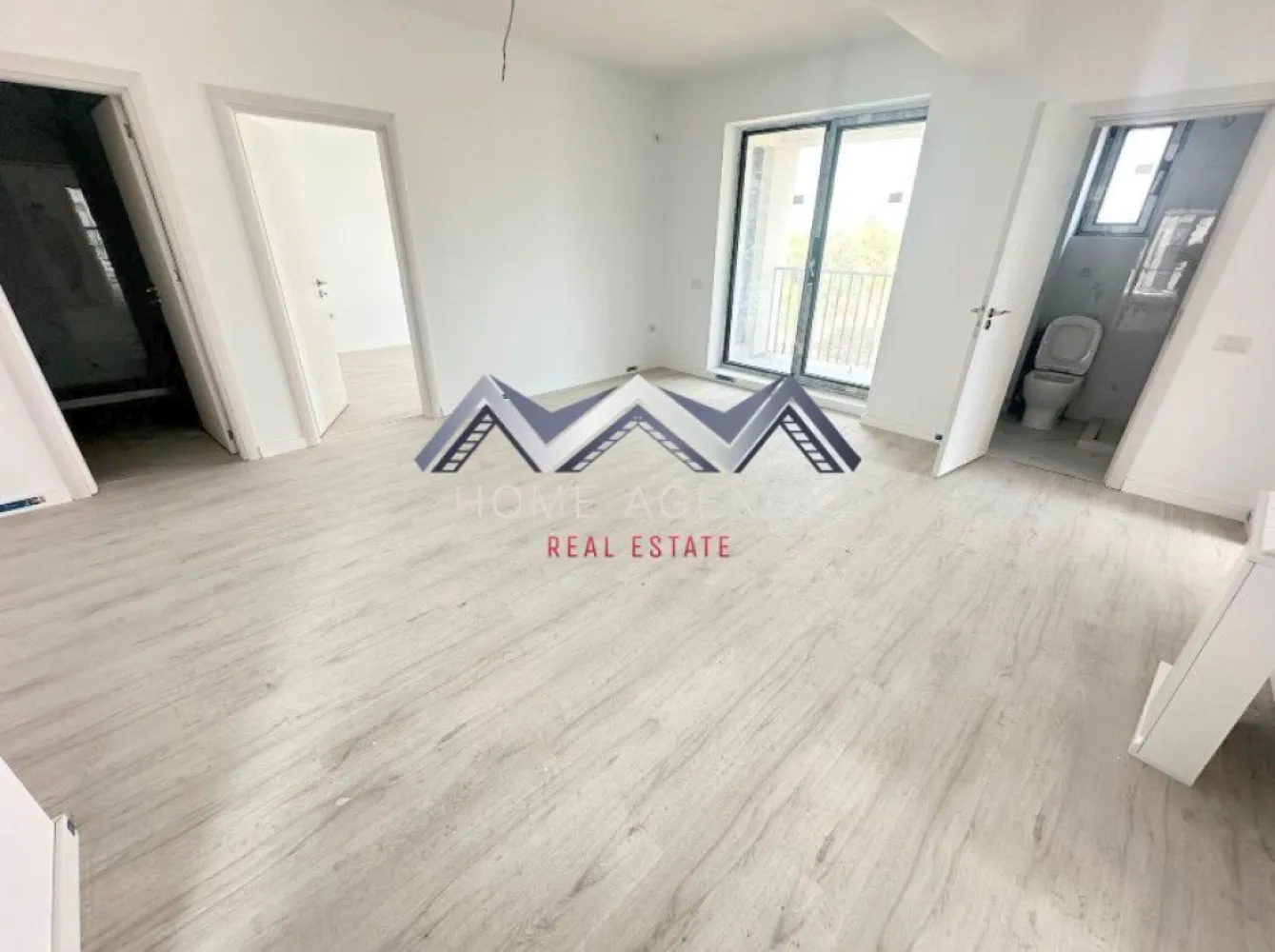 Apartament 3 camere Otopeni central - Vă propunem, spre vânzare, un apartament cu 3 camere, situat într-un ansamblu rezidențial nou, complet finalizat, poziționat central în Otopeni.

Preț final: 169.000 euro (negociabil) TVA inclus și un loc de parcare subteran | comision 0

Locuința se remarcă prin amplasarea ideală, oferind acces pietonal rapid către toate punctele de interes: școală și grădiniță la 10 minute de mers pe jos, piață, magazine, restaurante, bănci, precum și viitoarea stație de metrou. De asemenea, conexiunea către DN1 este facilă, iar deplasarea cu mașina către Aeroport, Centură sau zona Pipera se face rapid și ușor.

Apartamentul dispune de o compartimentare practică și bine gândită, fiind alcătuit din două dormitoare, dintre care unul beneficiază de balcon propriu, iar cel de-al doilea are acces către un balcon comun, cu ieșire și din zona de living. Zona de zi este generoasă și versatilă, permițând multiple variante de amenajare și oferind spații de depozitare bine integrate.

Locuința include două băi moderne, ambele echipate cu duș tip walk-in, cu posibilitatea de a se monta cadă într-una dintre ele, în funcție de preferințe. Bucătăria este închisă, oferind un plus de confort și funcționalitate.

Apartamentul beneficiază, de asemenea, de un loc de parcare subteran inclus, un avantaj important care asigură confort sporit, protecție pentru autoturism și eliminarea stresului legat de găsirea unui loc de parcare.

Imobilul este racordat la toate utilitățile publice și dispune de centrală termică proprie și încălzire în pardoseală, oferind un nivel ridicat de confort pe tot parcursul anului.

O alegere ideală atât pentru locuit, cât și pentru investiție, datorită poziției excelente și accesibilității ridicate.

Programează acum o vizionare!