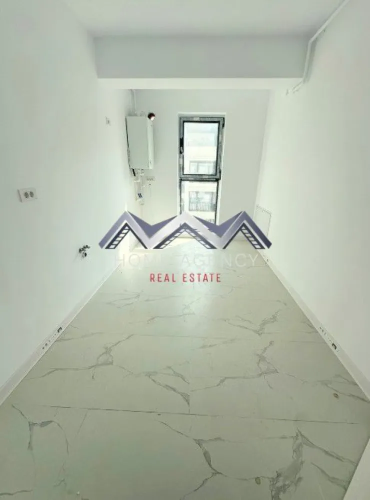 Apartament 3 camere Otopeni central - Vă propunem, spre vânzare, un apartament cu 3 camere, situat într-un ansamblu rezidențial nou, complet finalizat, poziționat central în Otopeni.

Preț final: 169.000 euro (negociabil) TVA inclus și un loc de parcare subteran | comision 0

Locuința se remarcă prin amplasarea ideală, oferind acces pietonal rapid către toate punctele de interes: școală și grădiniță la 10 minute de mers pe jos, piață, magazine, restaurante, bănci, precum și viitoarea stație de metrou. De asemenea, conexiunea către DN1 este facilă, iar deplasarea cu mașina către Aeroport, Centură sau zona Pipera se face rapid și ușor.

Apartamentul dispune de o compartimentare practică și bine gândită, fiind alcătuit din două dormitoare, dintre care unul beneficiază de balcon propriu, iar cel de-al doilea are acces către un balcon comun, cu ieșire și din zona de living. Zona de zi este generoasă și versatilă, permițând multiple variante de amenajare și oferind spații de depozitare bine integrate.

Locuința include două băi moderne, ambele echipate cu duș tip walk-in, cu posibilitatea de a se monta cadă într-una dintre ele, în funcție de preferințe. Bucătăria este închisă, oferind un plus de confort și funcționalitate.

Apartamentul beneficiază, de asemenea, de un loc de parcare subteran inclus, un avantaj important care asigură confort sporit, protecție pentru autoturism și eliminarea stresului legat de găsirea unui loc de parcare.

Imobilul este racordat la toate utilitățile publice și dispune de centrală termică proprie și încălzire în pardoseală, oferind un nivel ridicat de confort pe tot parcursul anului.

O alegere ideală atât pentru locuit, cât și pentru investiție, datorită poziției excelente și accesibilității ridicate.

Programează acum o vizionare!