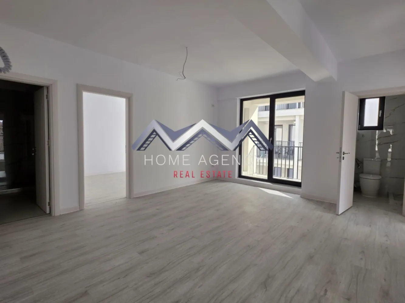 Apartament 3 camere Otopeni central - Vă propunem, spre vânzare, un apartament cu 3 camere, situat într-un ansamblu rezidențial nou, complet finalizat, poziționat central în Otopeni.

Preț final: 169.000 euro (negociabil) TVA inclus și un loc de parcare subteran | comision 0

Locuința se remarcă prin amplasarea ideală, oferind acces pietonal rapid către toate punctele de interes: școală și grădiniță la 10 minute de mers pe jos, piață, magazine, restaurante, bănci, precum și viitoarea stație de metrou. De asemenea, conexiunea către DN1 este facilă, iar deplasarea cu mașina către Aeroport, Centură sau zona Pipera se face rapid și ușor.

Apartamentul dispune de o compartimentare practică și bine gândită, fiind alcătuit din două dormitoare, dintre care unul beneficiază de balcon propriu, iar cel de-al doilea are acces către un balcon comun, cu ieșire și din zona de living. Zona de zi este generoasă și versatilă, permițând multiple variante de amenajare și oferind spații de depozitare bine integrate.

Locuința include două băi moderne, ambele echipate cu duș tip walk-in, cu posibilitatea de a se monta cadă într-una dintre ele, în funcție de preferințe. Bucătăria este închisă, oferind un plus de confort și funcționalitate.

Apartamentul beneficiază, de asemenea, de un loc de parcare subteran inclus, un avantaj important care asigură confort sporit, protecție pentru autoturism și eliminarea stresului legat de găsirea unui loc de parcare.

Imobilul este racordat la toate utilitățile publice și dispune de centrală termică proprie și încălzire în pardoseală, oferind un nivel ridicat de confort pe tot parcursul anului.

O alegere ideală atât pentru locuit, cât și pentru investiție, datorită poziției excelente și accesibilității ridicate.

Programează acum o vizionare!