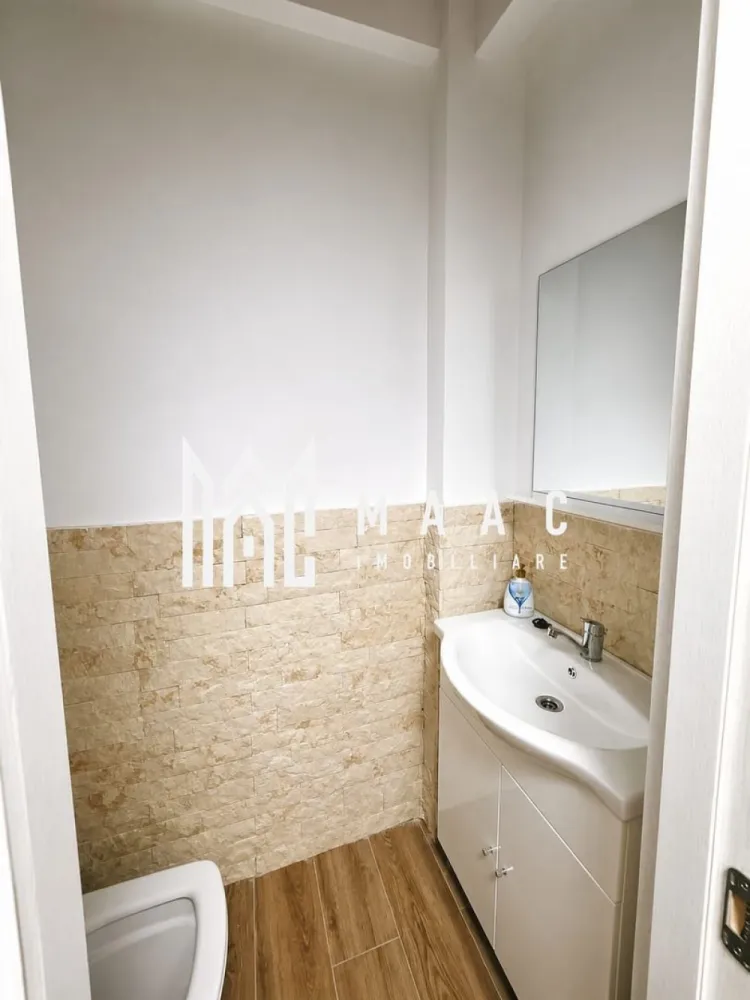 Apartament 3 camere | 70MPU | Loc parcare | Doamna Stanca - MAAC Imobiliare vă propune spre vanzare un apartament modern cu 3 camere, complet mobilat și utilat, situat în Șelimbăr, în zona Dedeman. 
Ideal pentru o familie sau un cuplu care își dorește confort și spațiu generos.

Imobilul a fost construit în anul 2018, iar proprietatea se află la etajul 2 și se remarcă prin compartimentarea decomandată, curățenie și întreținere impecabilă, oferind un ambient plăcut și primitor.

Compartimentare:
living spațios și luminos
2 dormitoare
bucătărie complet utilată
2 băi
hol

Dotări și avantaje:
complet mobilat și utilat
loc de parcare inclus
apartament călduros și bine izolat
suprafață utilă de 70 mp
compartimentare practică și eficientă

Localizare:
zonă liniștită, cu acces facil către punctele de interes din oraș
în apropiere de magazine și centre comerciale

Pentru mai multe detalii sau pentru programarea unei vizionări, vă rugăm să ne contactați specificand ID: CP3065222