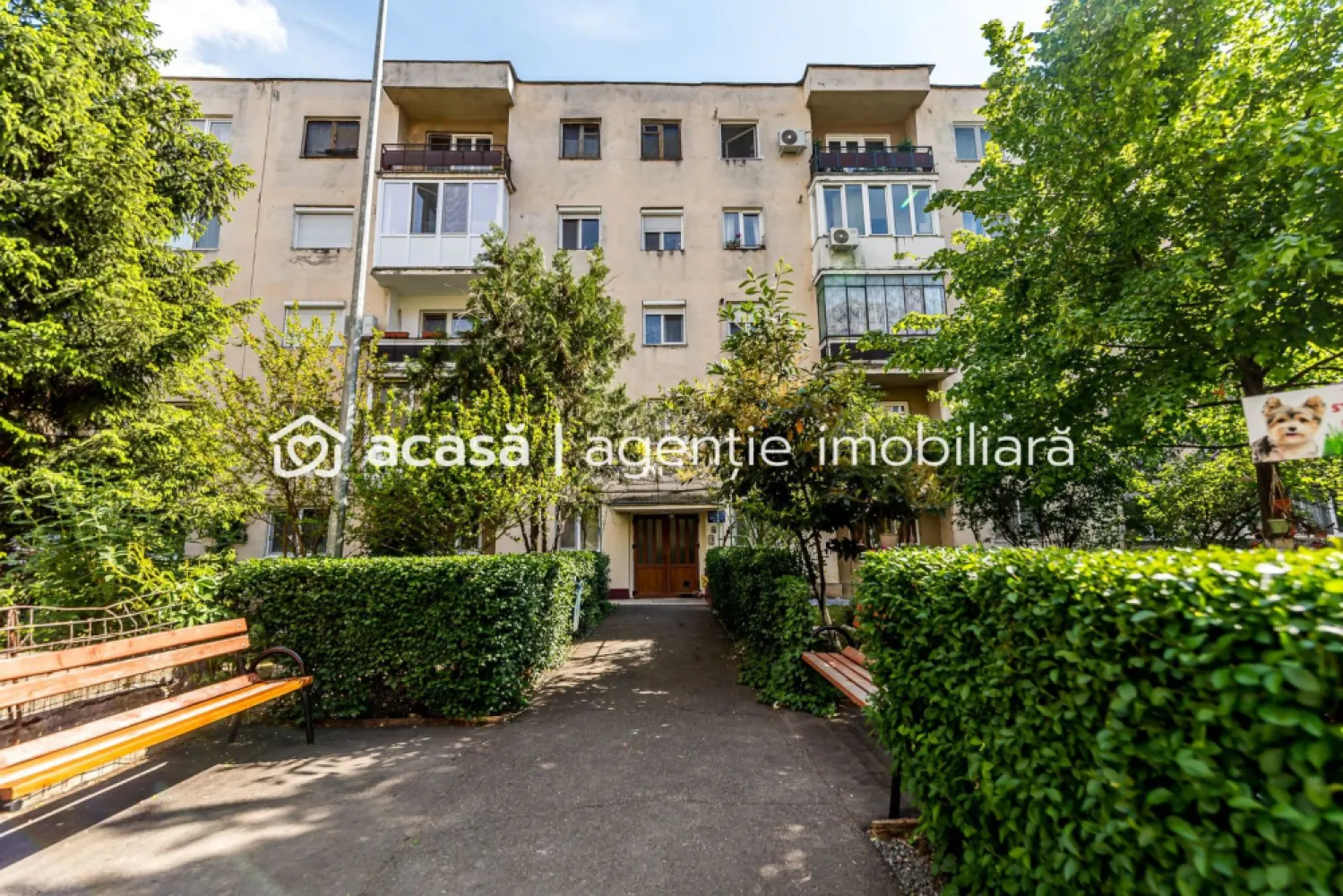Apartament 2 Camere | Etaj 2 | Centrală proprie | Aleea Ulise - Vă propunem spre achiziție un apartament cu 2 camere, situat într-una dintre cele mai liniștite și căutate zone pentru familii din Arad: Aleea Ulise. Amplasat la etajul 2 al unui imobil cu 4 niveluri, acest apartament reprezintă alegerea ideală pentru un cuplu sau o familie tânără aflată la început de drum, care își dorește un cămin primitor, eficient și accesibil.

Puncte forte ale proprietății:
Etaj intermediar (2/4): considerat cel mai bun etaj pentru eficiență termică și acces facil.
Confort termic : apartamentul dispune de centrală termică proprie pe gaz (instalație completă) și ferestre cu geam termopan, asigurând costuri reduse de întreținere.
Localizare excepțională: blocul este înconjurat de spații verzi atât în față, cât și în spate, fiind ferit de zgomotul și praful traficului auto intens.
Gata de personalizat: locuința a beneficiat de renovări structurale (centrală, geamuri), necesitând doar mici investiții estetice pentru a fi adusă la standardele proprii de design.
Proximitate și facilități (Totul la câteva minute de mers pe jos):: școală generală și grădiniță în imediata apropiere (ideal pentru părinți).
Shopping: supermarketuri și magazine de cartier.
Transport: acces rapid la stația de tramvai și legături facile cu restul orașului.
Natură: alei pietonale și parcuri în zonă.

Detalii tehnice:
Compartimentare: 2 camere, bucătărie, baie, hol.
Dotări: centrală gaz, calorifere, ferestre PVC, ușă metalică la intrare.

Preț listare: 73.000 € | COMISION 0% pentru cumpărător.

Pentru mai multe informații sau programarea unei vizionări, contactați-mă cu încredere:
Sebastian Nica – Consultant Imobiliar

Telefon: 0722 252 639

Servicii suplimentare gratuite pentru clienții noștri:
Asistență financiară: te ajutăm să obții cel mai bun credit ipotecar prin parteneriatele noastre cu 16 bănci (analiză dosar gratuită).

Evaluare corectă: ai o proprietate de vânzare? Sună-mă pentru o analiză de piață gratuită.