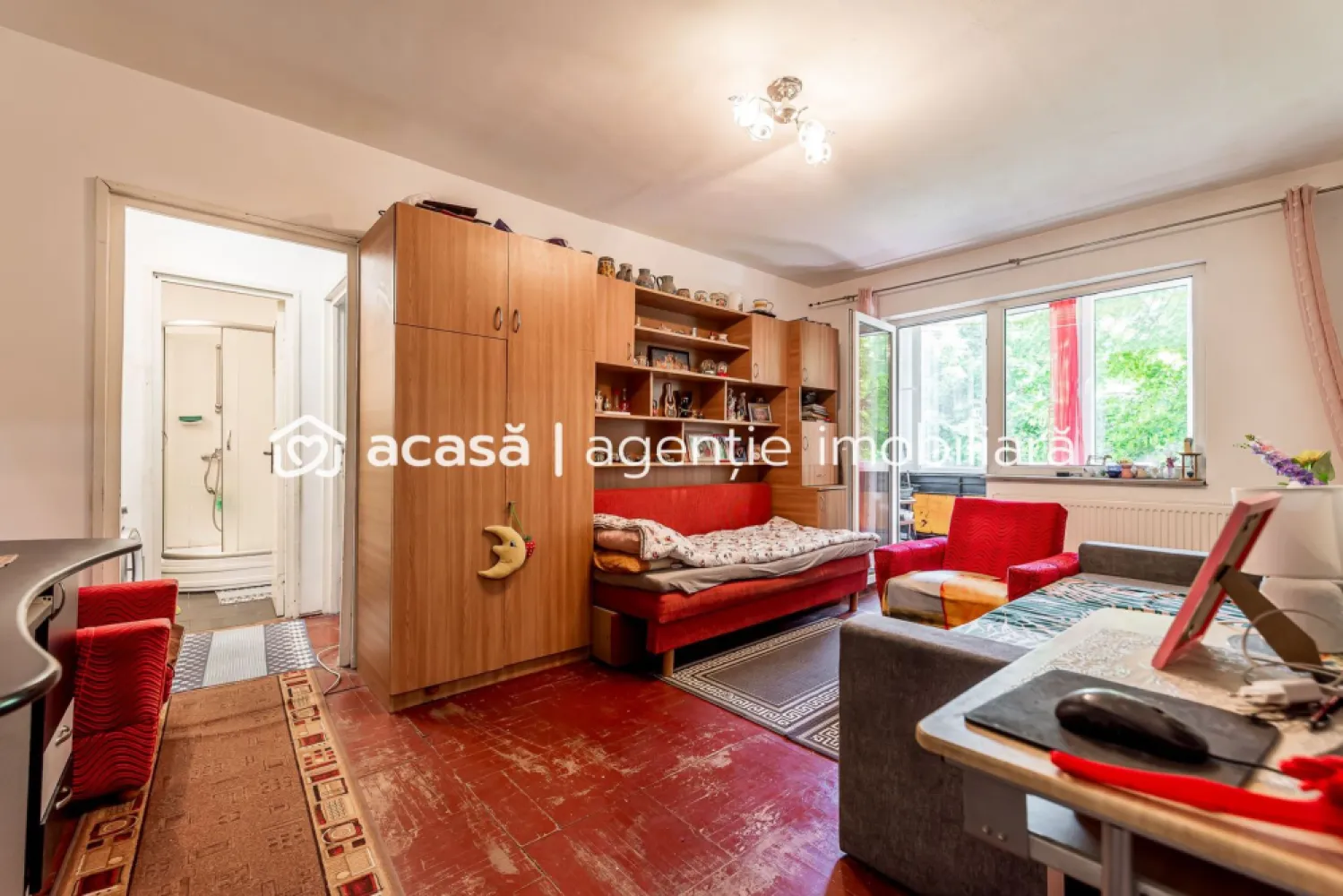 Apartament 2 Camere | Etaj 2 | Centrală proprie | Aleea Ulise - Vă propunem spre achiziție un apartament cu 2 camere, situat într-una dintre cele mai liniștite și căutate zone pentru familii din Arad: Aleea Ulise. Amplasat la etajul 2 al unui imobil cu 4 niveluri, acest apartament reprezintă alegerea ideală pentru un cuplu sau o familie tânără aflată la început de drum, care își dorește un cămin primitor, eficient și accesibil.

Puncte forte ale proprietății:
Etaj intermediar (2/4): considerat cel mai bun etaj pentru eficiență termică și acces facil.
Confort termic : apartamentul dispune de centrală termică proprie pe gaz (instalație completă) și ferestre cu geam termopan, asigurând costuri reduse de întreținere.
Localizare excepțională: blocul este înconjurat de spații verzi atât în față, cât și în spate, fiind ferit de zgomotul și praful traficului auto intens.
Gata de personalizat: locuința a beneficiat de renovări structurale (centrală, geamuri), necesitând doar mici investiții estetice pentru a fi adusă la standardele proprii de design.
Proximitate și facilități (Totul la câteva minute de mers pe jos):: școală generală și grădiniță în imediata apropiere (ideal pentru părinți).
Shopping: supermarketuri și magazine de cartier.
Transport: acces rapid la stația de tramvai și legături facile cu restul orașului.
Natură: alei pietonale și parcuri în zonă.

Detalii tehnice:
Compartimentare: 2 camere, bucătărie, baie, hol.
Dotări: centrală gaz, calorifere, ferestre PVC, ușă metalică la intrare.

Preț listare: 73.000 € | COMISION 0% pentru cumpărător.

Pentru mai multe informații sau programarea unei vizionări, contactați-mă cu încredere:
Sebastian Nica – Consultant Imobiliar

Telefon: 0722 252 639

Servicii suplimentare gratuite pentru clienții noștri:
Asistență financiară: te ajutăm să obții cel mai bun credit ipotecar prin parteneriatele noastre cu 16 bănci (analiză dosar gratuită).

Evaluare corectă: ai o proprietate de vânzare? Sună-mă pentru o analiză de piață gratuită.