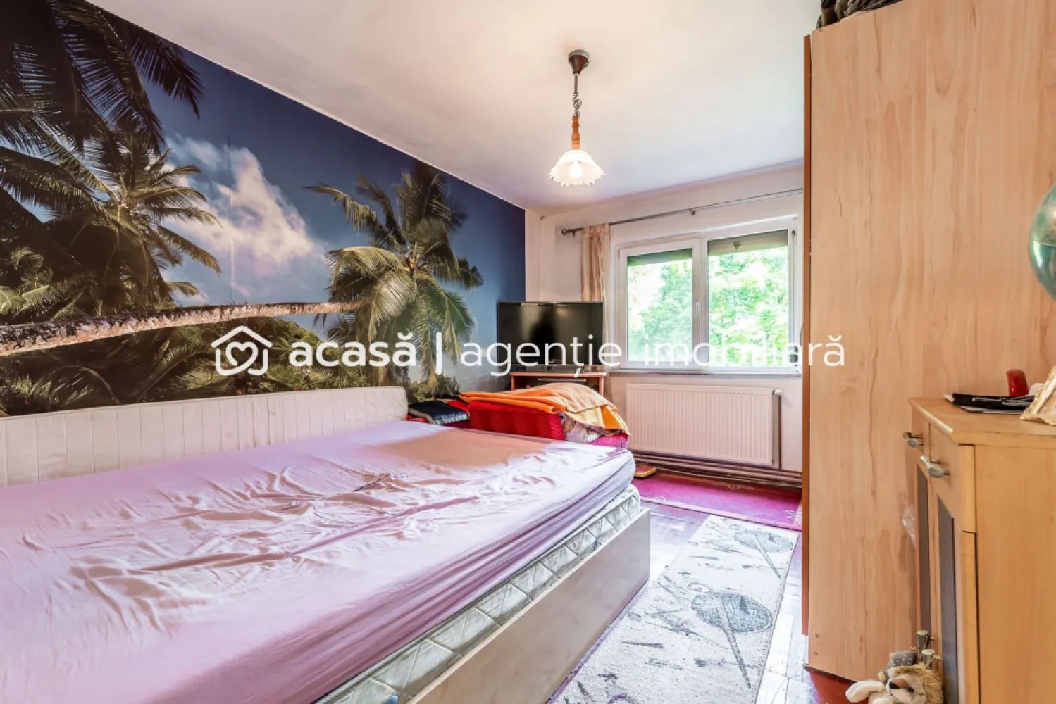 Apartament 2 Camere | Etaj 2 | Centrală proprie | Aleea Ulise - Vă propunem spre achiziție un apartament cu 2 camere, situat într-una dintre cele mai liniștite și căutate zone pentru familii din Arad: Aleea Ulise. Amplasat la etajul 2 al unui imobil cu 4 niveluri, acest apartament reprezintă alegerea ideală pentru un cuplu sau o familie tânără aflată la început de drum, care își dorește un cămin primitor, eficient și accesibil.

Puncte forte ale proprietății:
Etaj intermediar (2/4): considerat cel mai bun etaj pentru eficiență termică și acces facil.
Confort termic : apartamentul dispune de centrală termică proprie pe gaz (instalație completă) și ferestre cu geam termopan, asigurând costuri reduse de întreținere.
Localizare excepțională: blocul este înconjurat de spații verzi atât în față, cât și în spate, fiind ferit de zgomotul și praful traficului auto intens.
Gata de personalizat: locuința a beneficiat de renovări structurale (centrală, geamuri), necesitând doar mici investiții estetice pentru a fi adusă la standardele proprii de design.
Proximitate și facilități (Totul la câteva minute de mers pe jos):: școală generală și grădiniță în imediata apropiere (ideal pentru părinți).
Shopping: supermarketuri și magazine de cartier.
Transport: acces rapid la stația de tramvai și legături facile cu restul orașului.
Natură: alei pietonale și parcuri în zonă.

Detalii tehnice:
Compartimentare: 2 camere, bucătărie, baie, hol.
Dotări: centrală gaz, calorifere, ferestre PVC, ușă metalică la intrare.

Preț listare: 73.000 € | COMISION 0% pentru cumpărător.

Pentru mai multe informații sau programarea unei vizionări, contactați-mă cu încredere:
Sebastian Nica – Consultant Imobiliar

Telefon: 0722 252 639

Servicii suplimentare gratuite pentru clienții noștri:
Asistență financiară: te ajutăm să obții cel mai bun credit ipotecar prin parteneriatele noastre cu 16 bănci (analiză dosar gratuită).

Evaluare corectă: ai o proprietate de vânzare? Sună-mă pentru o analiză de piață gratuită.