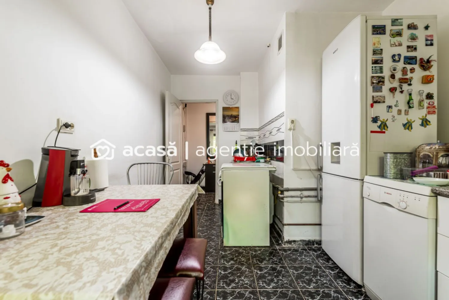 Apartament 2 Camere | Etaj 2 | Centrală proprie | Aleea Ulise - Vă propunem spre achiziție un apartament cu 2 camere, situat într-una dintre cele mai liniștite și căutate zone pentru familii din Arad: Aleea Ulise. Amplasat la etajul 2 al unui imobil cu 4 niveluri, acest apartament reprezintă alegerea ideală pentru un cuplu sau o familie tânără aflată la început de drum, care își dorește un cămin primitor, eficient și accesibil.

Puncte forte ale proprietății:
Etaj intermediar (2/4): considerat cel mai bun etaj pentru eficiență termică și acces facil.
Confort termic : apartamentul dispune de centrală termică proprie pe gaz (instalație completă) și ferestre cu geam termopan, asigurând costuri reduse de întreținere.
Localizare excepțională: blocul este înconjurat de spații verzi atât în față, cât și în spate, fiind ferit de zgomotul și praful traficului auto intens.
Gata de personalizat: locuința a beneficiat de renovări structurale (centrală, geamuri), necesitând doar mici investiții estetice pentru a fi adusă la standardele proprii de design.
Proximitate și facilități (Totul la câteva minute de mers pe jos):: școală generală și grădiniță în imediata apropiere (ideal pentru părinți).
Shopping: supermarketuri și magazine de cartier.
Transport: acces rapid la stația de tramvai și legături facile cu restul orașului.
Natură: alei pietonale și parcuri în zonă.

Detalii tehnice:
Compartimentare: 2 camere, bucătărie, baie, hol.
Dotări: centrală gaz, calorifere, ferestre PVC, ușă metalică la intrare.

Preț listare: 73.000 € | COMISION 0% pentru cumpărător.

Pentru mai multe informații sau programarea unei vizionări, contactați-mă cu încredere:
Sebastian Nica – Consultant Imobiliar

Telefon: 0722 252 639

Servicii suplimentare gratuite pentru clienții noștri:
Asistență financiară: te ajutăm să obții cel mai bun credit ipotecar prin parteneriatele noastre cu 16 bănci (analiză dosar gratuită).

Evaluare corectă: ai o proprietate de vânzare? Sună-mă pentru o analiză de piață gratuită.