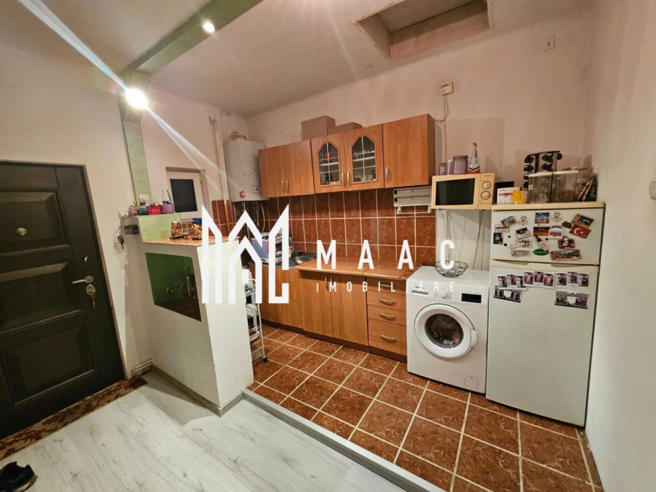 Apartament 2 camere | 48 MPU | Ultracentral - MAAC Imobiliare vă propune spre vanzare un apartament cu 2 camere, mobilat si utilat, situat in centrul Sibiului, intr-o zona linistita .

Compartimentarea apartamentului : living cu bucatarie , dormitor, baie care oferă accesul din cele doua camere.

Proprietatea beneficiază de pod generos pentru depozitare. 

Apartamentul se predă mobilat, iar achiziția se poate realiza atât cu plata cash, cât și prin credit bancar. 

Avantajele proprietății includ:
-locație centrala
-zonă liniștită
-acces rapid către centrul orașului și principalele puncte de interes
-potrivit atât pentru locuit, cât și pentru investiție pe termen lung

Pentru mai multe detalii, vă rugăm să menționați telefonic că ați văzut anunțul cu CP3060537