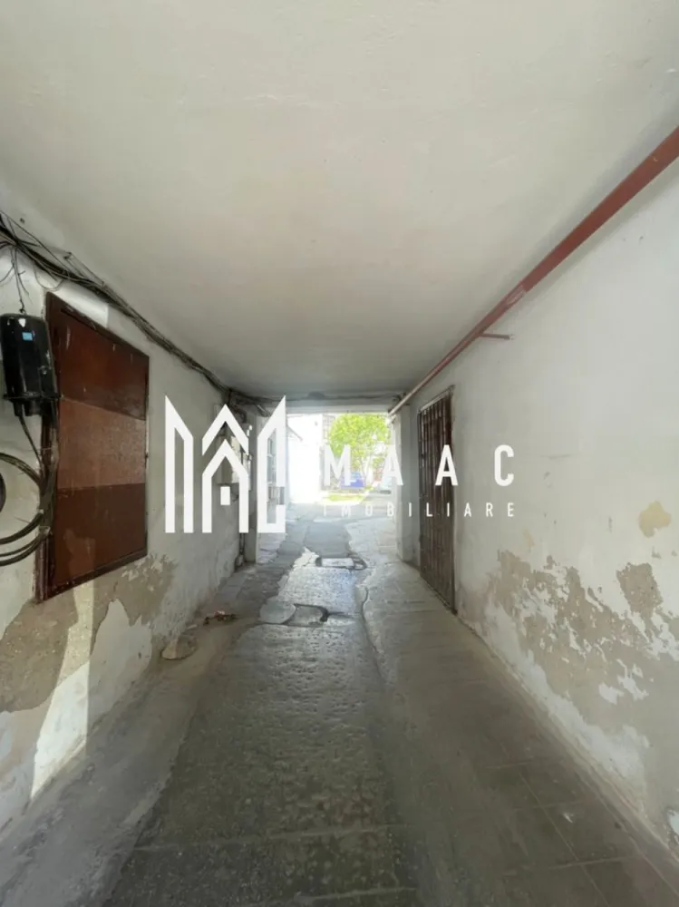 Apartament 2 camere | 48 MPU | Ultracentral - MAAC Imobiliare vă propune spre vanzare un apartament cu 2 camere, mobilat si utilat, situat in centrul Sibiului, intr-o zona linistita .

Compartimentarea apartamentului : living cu bucatarie , dormitor, baie care oferă accesul din cele doua camere.

Proprietatea beneficiază de pod generos pentru depozitare. 

Apartamentul se predă mobilat, iar achiziția se poate realiza atât cu plata cash, cât și prin credit bancar. 

Avantajele proprietății includ:
-locație centrala
-zonă liniștită
-acces rapid către centrul orașului și principalele puncte de interes
-potrivit atât pentru locuit, cât și pentru investiție pe termen lung

Pentru mai multe detalii, vă rugăm să menționați telefonic că ați văzut anunțul cu CP3060537