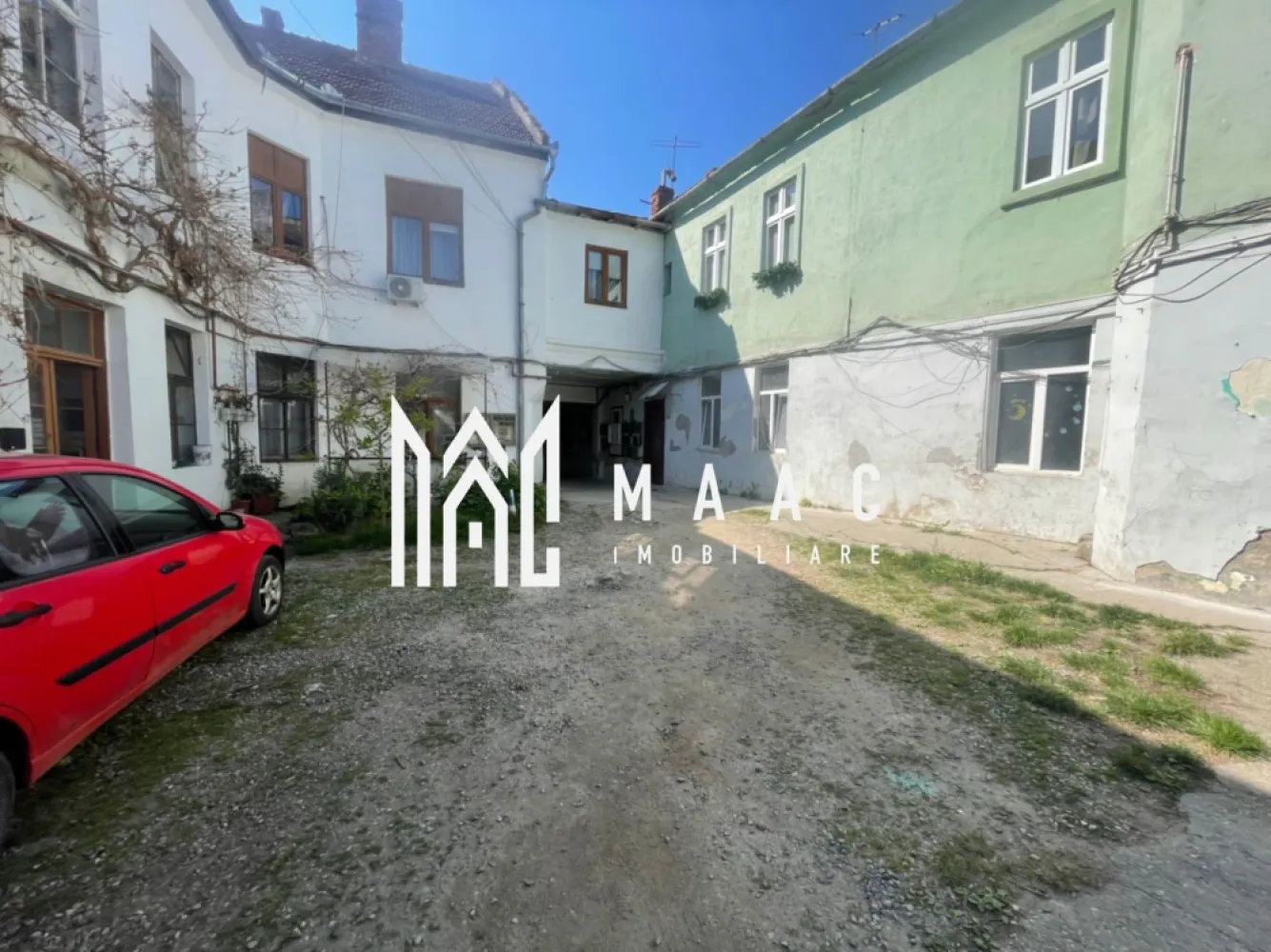 Apartament 2 camere | 48 MPU | Ultracentral - MAAC Imobiliare vă propune spre vanzare un apartament cu 2 camere, mobilat si utilat, situat in centrul Sibiului, intr-o zona linistita .

Compartimentarea apartamentului : living cu bucatarie , dormitor, baie care oferă accesul din cele doua camere.

Proprietatea beneficiază de pod generos pentru depozitare. 

Apartamentul se predă mobilat, iar achiziția se poate realiza atât cu plata cash, cât și prin credit bancar. 

Avantajele proprietății includ:
-locație centrala
-zonă liniștită
-acces rapid către centrul orașului și principalele puncte de interes
-potrivit atât pentru locuit, cât și pentru investiție pe termen lung

Pentru mai multe detalii, vă rugăm să menționați telefonic că ați văzut anunțul cu CP3060537
