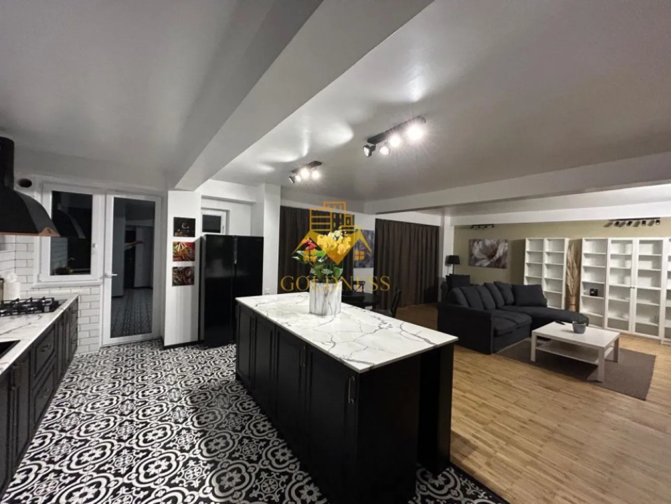 3 camere open space, mobilat Premium, Andrei Muresanu, Zona Alverna - GOLDNESS Imobiliare vă propune spre închiriere un apartament cu 3 camere open-space complet mobilat și utilat, la etajul 2 într-un imobil cu 4 etaje + Mansarda, în Cartierul Andrei Muresanu, Zona Alverna.
Posibilitate de parcare în zona la liber in zona!
Se află în apropierea stațiilor de transport în comun, magazine, restaurante, spații verzi, farmacii, etc. 

Apartamentul este compartimentat astfel:
 - 2 dormitare cu paturi matrimoniale, dressing, noptiere
 - living cu bucatarie open-space complet utilată si mobilata, canapea extensibilă, loc de servit masa, comoda TV 
 - 2 bai, dintre care o baie cu cada si o baie cu cabina de dus, calorifer port prosop și dulap pentru depozitare.
 - 1 terasa de 11 mp si 1 balcon de 7 mp.

Imobilul este dotat cu toate cele necesare- centrală pe bloc, mașină de spălat haine, frigider, plită electrică, hotă, tv, etc. 
Dacă sunteți interesați de acest apartament și doriți să îl vizionați, dar și pentru alte oferte nu ezitați să ne contactați telefonic sau prin e-mail. Vă stăm la dispoziție!
Pentru intermediere se percepe un comision de 50% din prețul chiriei!