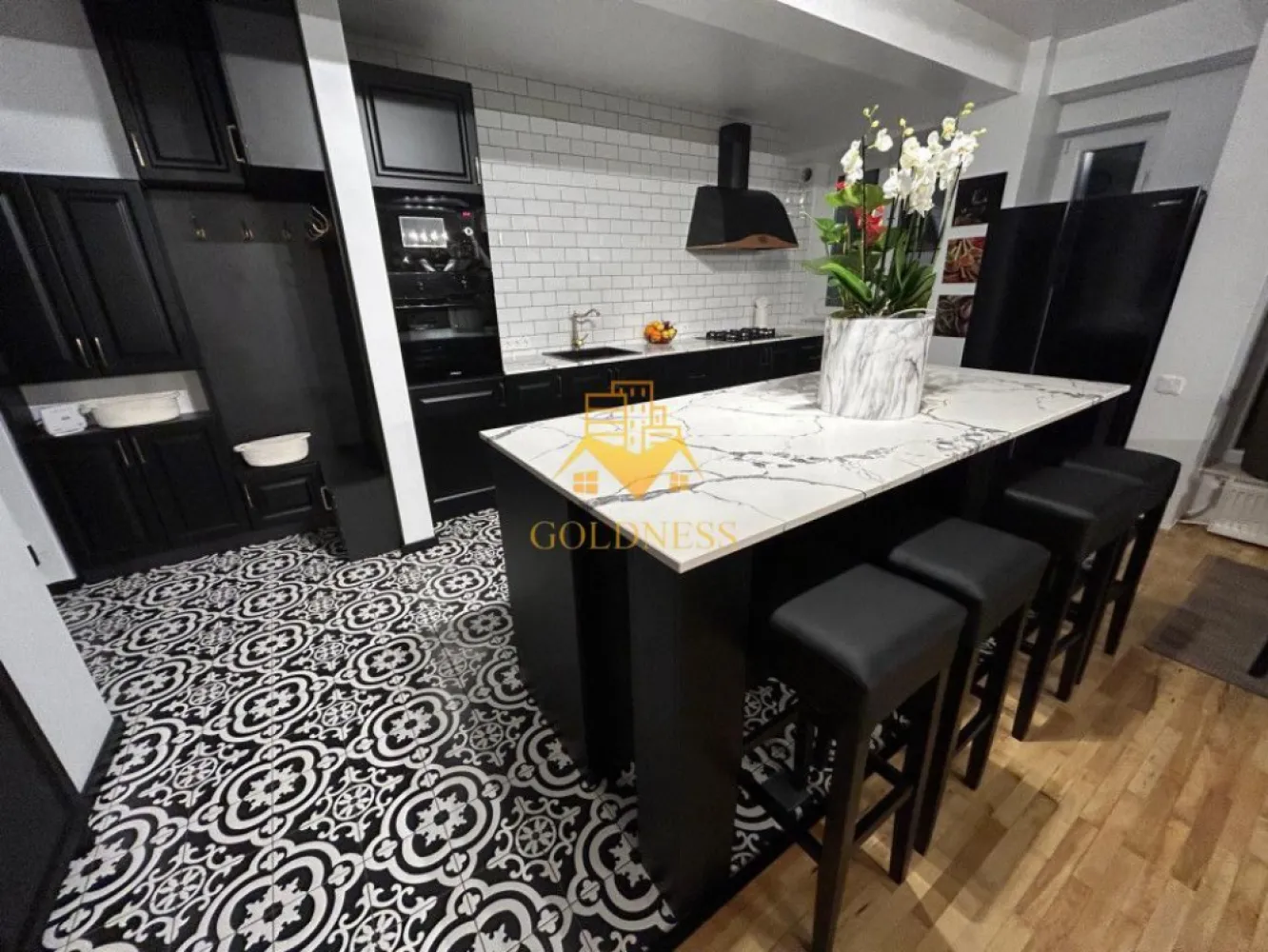 3 camere open space, mobilat Premium, Andrei Muresanu, Zona Alverna - GOLDNESS Imobiliare vă propune spre închiriere un apartament cu 3 camere open-space complet mobilat și utilat, la etajul 2 într-un imobil cu 4 etaje + Mansarda, în Cartierul Andrei Muresanu, Zona Alverna.
Posibilitate de parcare în zona la liber in zona!
Se află în apropierea stațiilor de transport în comun, magazine, restaurante, spații verzi, farmacii, etc. 

Apartamentul este compartimentat astfel:
 - 2 dormitare cu paturi matrimoniale, dressing, noptiere
 - living cu bucatarie open-space complet utilată si mobilata, canapea extensibilă, loc de servit masa, comoda TV 
 - 2 bai, dintre care o baie cu cada si o baie cu cabina de dus, calorifer port prosop și dulap pentru depozitare.
 - 1 terasa de 11 mp si 1 balcon de 7 mp.

Imobilul este dotat cu toate cele necesare- centrală pe bloc, mașină de spălat haine, frigider, plită electrică, hotă, tv, etc. 
Dacă sunteți interesați de acest apartament și doriți să îl vizionați, dar și pentru alte oferte nu ezitați să ne contactați telefonic sau prin e-mail. Vă stăm la dispoziție!
Pentru intermediere se percepe un comision de 50% din prețul chiriei!