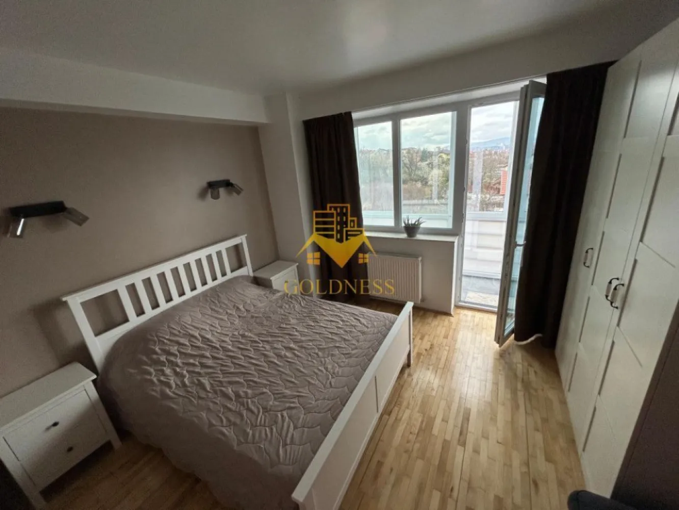 3 camere open space, mobilat Premium, Andrei Muresanu, Zona Alverna - GOLDNESS Imobiliare vă propune spre închiriere un apartament cu 3 camere open-space complet mobilat și utilat, la etajul 2 într-un imobil cu 4 etaje + Mansarda, în Cartierul Andrei Muresanu, Zona Alverna.
Posibilitate de parcare în zona la liber in zona!
Se află în apropierea stațiilor de transport în comun, magazine, restaurante, spații verzi, farmacii, etc. 

Apartamentul este compartimentat astfel:
 - 2 dormitare cu paturi matrimoniale, dressing, noptiere
 - living cu bucatarie open-space complet utilată si mobilata, canapea extensibilă, loc de servit masa, comoda TV 
 - 2 bai, dintre care o baie cu cada si o baie cu cabina de dus, calorifer port prosop și dulap pentru depozitare.
 - 1 terasa de 11 mp si 1 balcon de 7 mp.

Imobilul este dotat cu toate cele necesare- centrală pe bloc, mașină de spălat haine, frigider, plită electrică, hotă, tv, etc. 
Dacă sunteți interesați de acest apartament și doriți să îl vizionați, dar și pentru alte oferte nu ezitați să ne contactați telefonic sau prin e-mail. Vă stăm la dispoziție!
Pentru intermediere se percepe un comision de 50% din prețul chiriei!