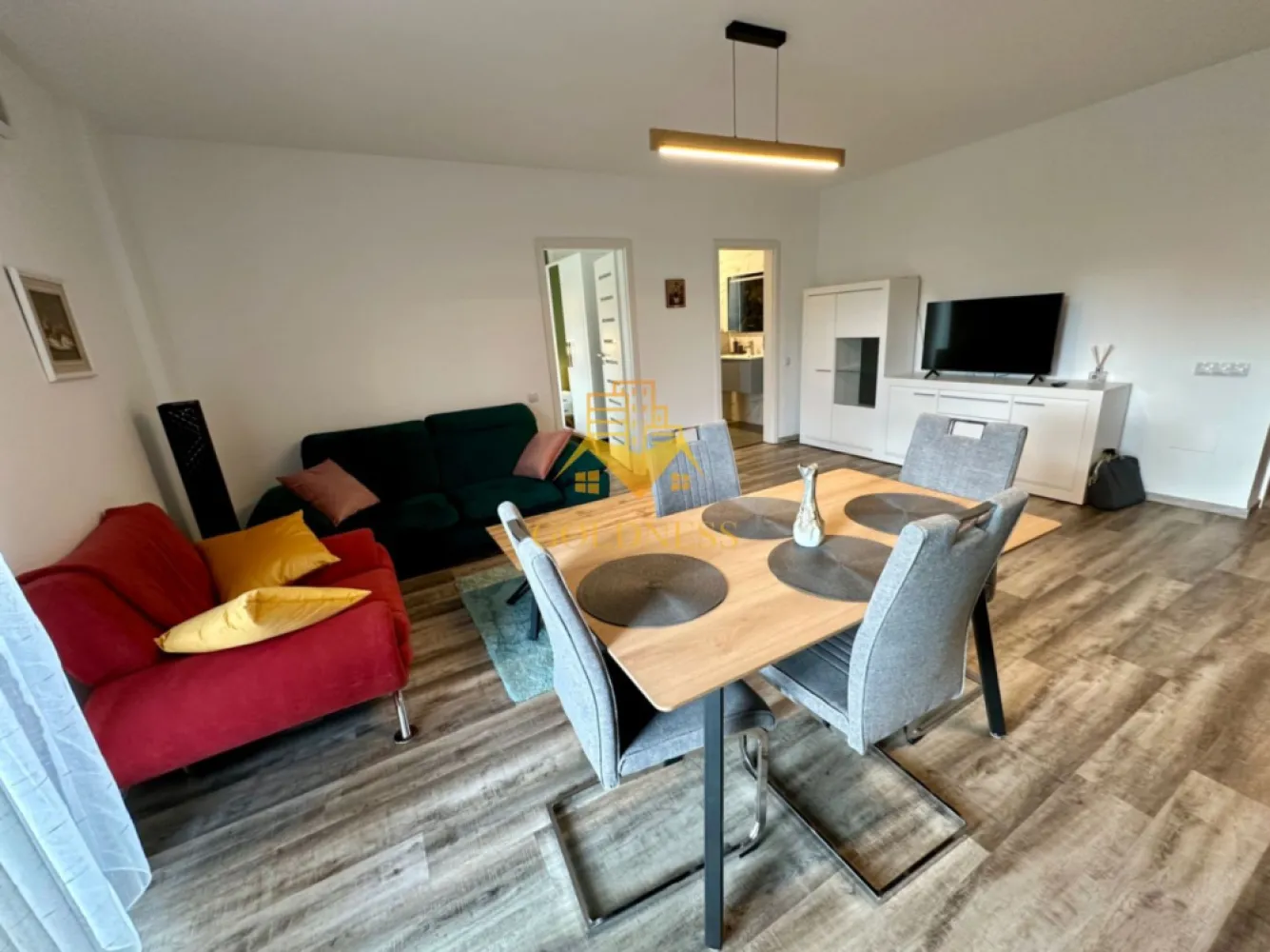 2 camere, Buna ziua, Bloc Nou, Parcare, Lidl, Calea Turzii, Fagului - GOLDNESS Imobiliare vă propune spre închiriere un apartament cu 2 camere complet mobilat și utilat, la Parter într-un imobil de etaje 4, în Cartierul Buna ziua.
Dispune de loc de parcare subteran!
Se află în apropierea stațiilor de transport în comun, magazine, restaurante, spații verzi, farmacii, etc. 

Apartamentul este compartimentat astfel:
 - dormitor cu pat matrimonial, dressing, noptiere
 - living cu canapea extensibilă 
 - bucătărie open space complet utilată și mobilată, loc de servit masa 
 - baie cu dus walkin, calorifer port prosop și dulap pentru depozitare.
 - balcon 5mp.

Imobilul este dotat cu toate cele necesare- centrală proprie, frigider, aragaz, hotă, mașină de spălat haine, etc. 

Dacă sunteți interesați de acest apartament și doriți să îl vizionați, dar și pentru alte oferte nu ezitați să ne contactați telefonic sau prin e-mail. Vă stăm la dispoziție!
Pentru intermediere se percepe un comision de 50% din prețul chiriei!