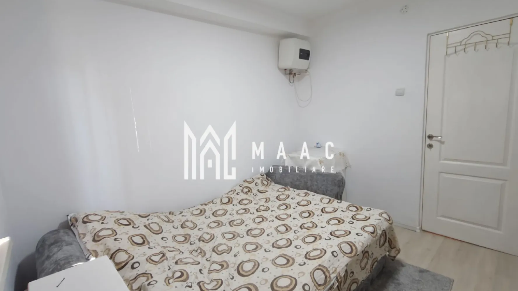 Închiriere garsonieră I Parter I Mobilată I Ștefan Cel Mare - MAAC Imobiliare propune spre închiriere o garsonieră de 13 mp, situată în cartierul Broscărie, în apropierea magazinului Simpa — o zonă accesibilă, cu legături rapide către punctele esențiale din Sibiu.

Compartimentare:
hol de acces
cameră de zi / dormitor
baie.

Dotări și confort
Încălzire prin termoconvector pe gaz
Apă caldă asigurată de boiler electric
Mobilier nou, garsoniera a fost recent igienizată
Toate utilitățile disponibile
Disponibilitate imediată

Garsoniera este ideală pentru o persoană singură sau pentru cei care caută o locuință compactă, într-o zonă bine conectată. Se închiriază complet mobilată, cu dotările necesare pentru un trai confortabil.

Programează o vizionare — această garsonieră poate fi exact ce cauți pentru un start simplu și eficient, specificând ID CP2681790.