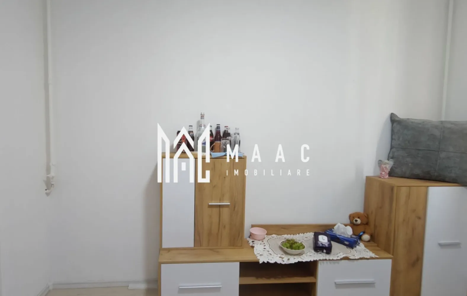 Închiriere garsonieră I Parter I Mobilată I Ștefan Cel Mare - MAAC Imobiliare propune spre închiriere o garsonieră de 13 mp, situată în cartierul Broscărie, în apropierea magazinului Simpa — o zonă accesibilă, cu legături rapide către punctele esențiale din Sibiu.

Compartimentare:
hol de acces
cameră de zi / dormitor
baie.

Dotări și confort
Încălzire prin termoconvector pe gaz
Apă caldă asigurată de boiler electric
Mobilier nou, garsoniera a fost recent igienizată
Toate utilitățile disponibile
Disponibilitate imediată

Garsoniera este ideală pentru o persoană singură sau pentru cei care caută o locuință compactă, într-o zonă bine conectată. Se închiriază complet mobilată, cu dotările necesare pentru un trai confortabil.

Programează o vizionare — această garsonieră poate fi exact ce cauți pentru un start simplu și eficient, specificând ID CP2681790.