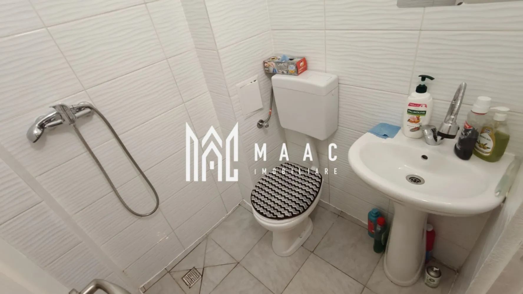 Închiriere garsonieră I Parter I Mobilată I Ștefan Cel Mare - MAAC Imobiliare propune spre închiriere o garsonieră de 13 mp, situată în cartierul Broscărie, în apropierea magazinului Simpa — o zonă accesibilă, cu legături rapide către punctele esențiale din Sibiu.

Compartimentare:
hol de acces
cameră de zi / dormitor
baie.

Dotări și confort
Încălzire prin termoconvector pe gaz
Apă caldă asigurată de boiler electric
Mobilier nou, garsoniera a fost recent igienizată
Toate utilitățile disponibile
Disponibilitate imediată

Garsoniera este ideală pentru o persoană singură sau pentru cei care caută o locuință compactă, într-o zonă bine conectată. Se închiriază complet mobilată, cu dotările necesare pentru un trai confortabil.

Programează o vizionare — această garsonieră poate fi exact ce cauți pentru un start simplu și eficient, specificând ID CP2681790.