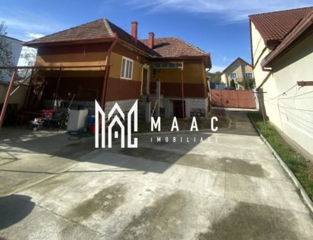 Casă 4 camere I Teren 550 mp I Acces auto I Selimbar - MAAC Imobiliare va oferă spre spre vânzare o casă individuală, situata într-o zonă centrală din Șelimbăr - acces facil la autostrada si către oraș. Casa este compartimentată astfel: -La demisol -două camere spațioase, hol, pivniță practică, cu intrare separată. -Parter înalt: hol la intrare din care se face accesul spre bucătărie(separata), respectiv baie si cele două camere spațioase. -Curte generoasă cu terasă acoperită în fața casei și o grădină în spate. Accesul se face usor prin cele două anexe ce leagă curtea de gradină. Necesita modernizare. Pentru mai multe informații, specificați ca ați văzut anunțul cu ID: CP2523872. }}