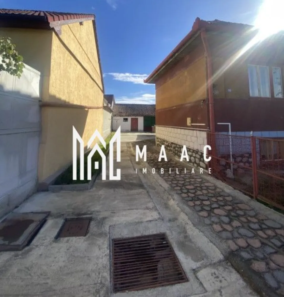 Casă 4 camere I Teren 550 mp I Acces auto I Selimbar - MAAC Imobiliare va oferă spre spre vânzare o casă individuală, situata într-o zonă centrală din Șelimbăr - acces facil la autostrada si către oraș. Casa este compartimentată astfel: -La demisol -două camere spațioase, hol, pivniță practică, cu intrare separată. -Parter înalt: hol la intrare din care se face accesul spre bucătărie(separata), respectiv baie si cele două camere spațioase. -Curte generoasă cu terasă acoperită în fața casei și o grădină în spate. Accesul se face usor prin cele două anexe ce leagă curtea de gradină. Necesita modernizare. Pentru mai multe informații, specificați ca ați văzut anunțul cu ID: CP2523872. }}