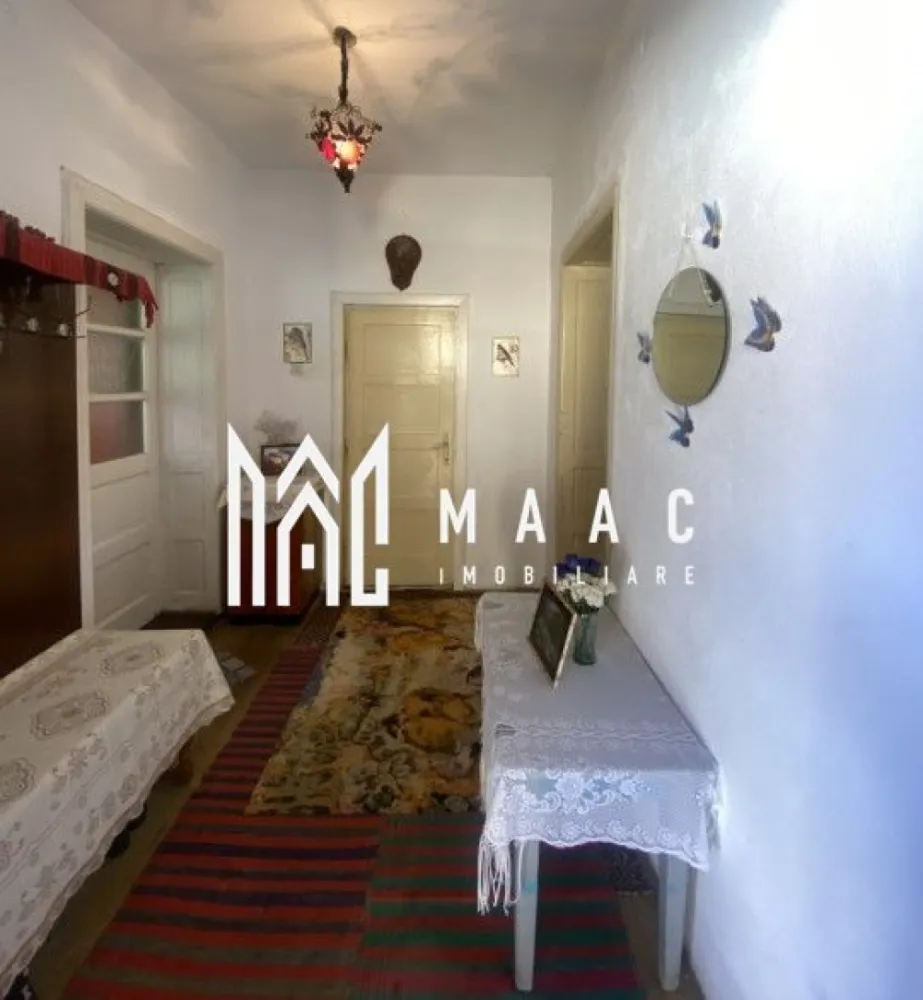 Casă 4 camere I Teren 550 mp I Acces auto I Selimbar - MAAC Imobiliare va oferă spre spre vânzare o casă individuală, situata într-o zonă centrală din Șelimbăr - acces facil la autostrada si către oraș. Casa este compartimentată astfel: -La demisol -două camere spațioase, hol, pivniță practică, cu intrare separată. -Parter înalt: hol la intrare din care se face accesul spre bucătărie(separata), respectiv baie si cele două camere spațioase. -Curte generoasă cu terasă acoperită în fața casei și o grădină în spate. Accesul se face usor prin cele două anexe ce leagă curtea de gradină. Necesita modernizare. Pentru mai multe informații, specificați ca ați văzut anunțul cu ID: CP2523872. }}